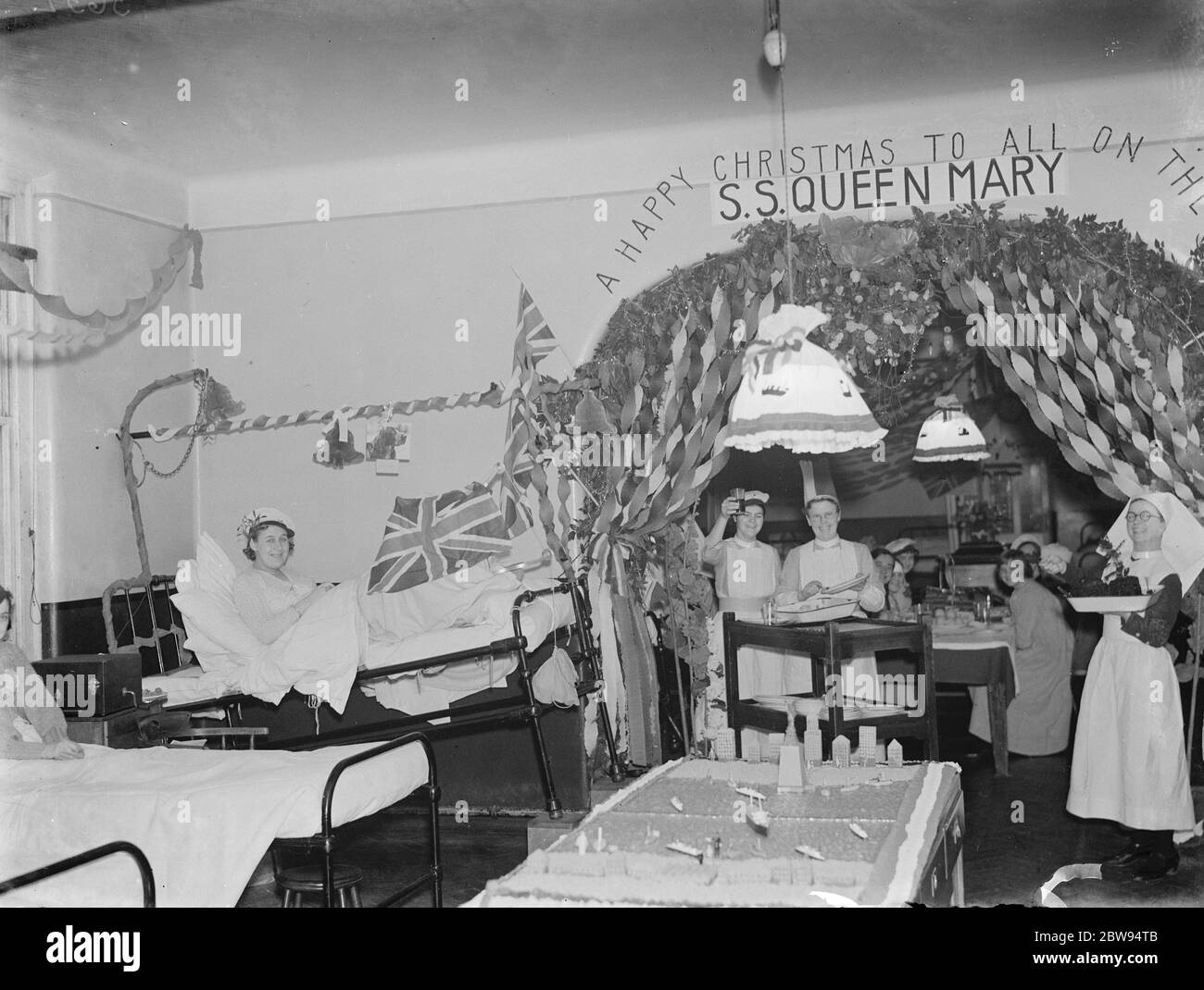 Weihnachtsdekorationen für diejenigen auf SS Queen Mary, im County Hospital Dartford, Kent. 1936 Stockfoto