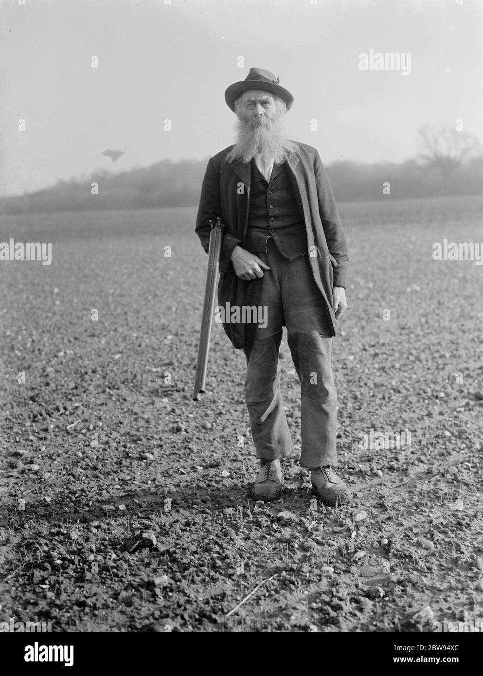 Farmer E S Whitehead posiert mit einer Schrotflinte schief in seinem Arm. 1937 Stockfoto
