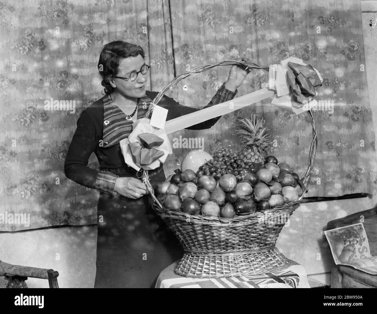 Korb mit Früchten verlost auf der Wohltätigkeitsveranstaltung in Sidcup, Kent. 1936 Stockfoto