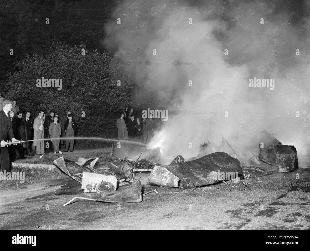 Ein Trainer in Sidcup, Kent brannte. Feuerwehrleute bekämpfen das Feuer . Mai 1936 Stockfoto