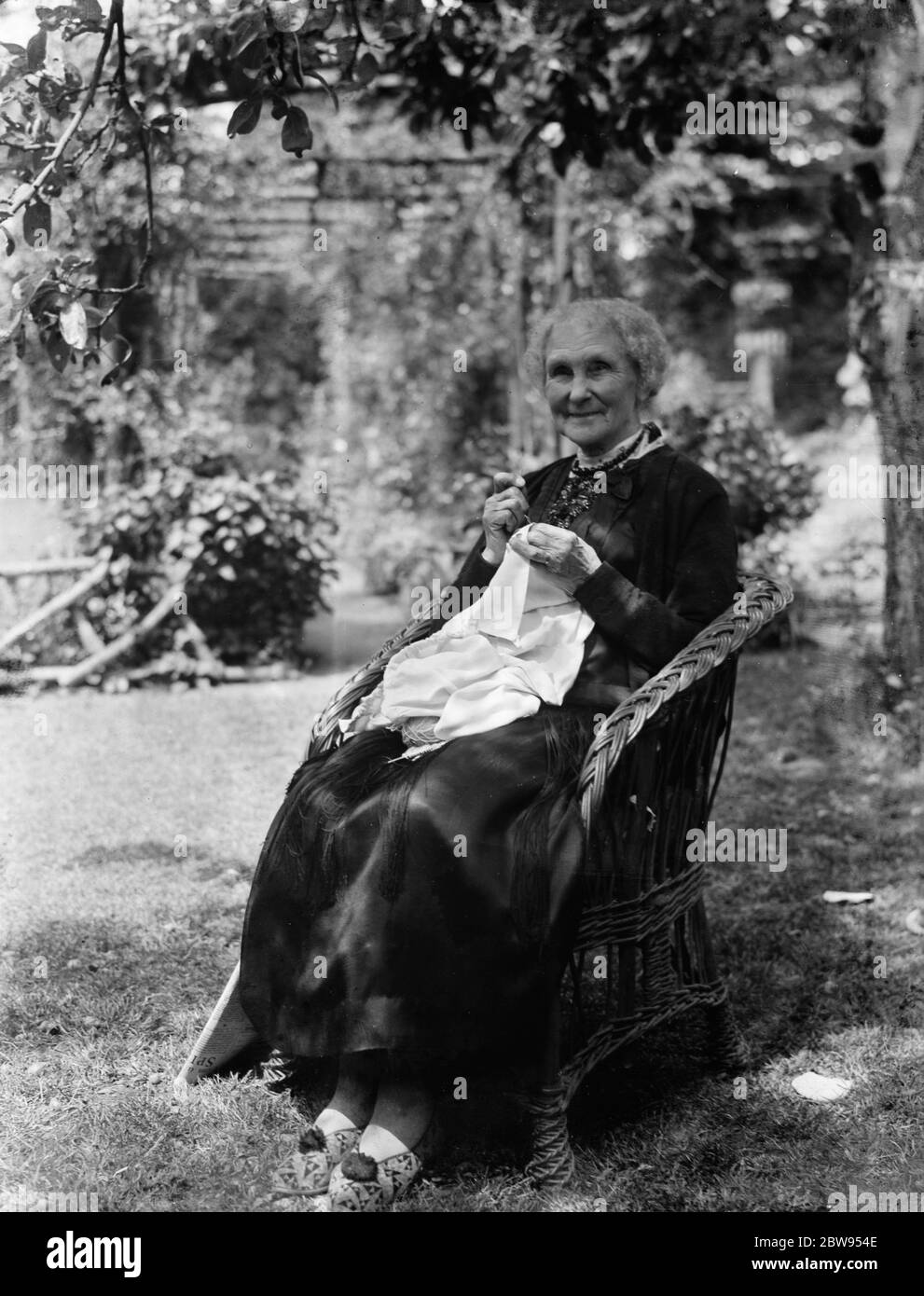 Oma Burton aufholen auf Nadel Handwerk. 1936 Stockfoto