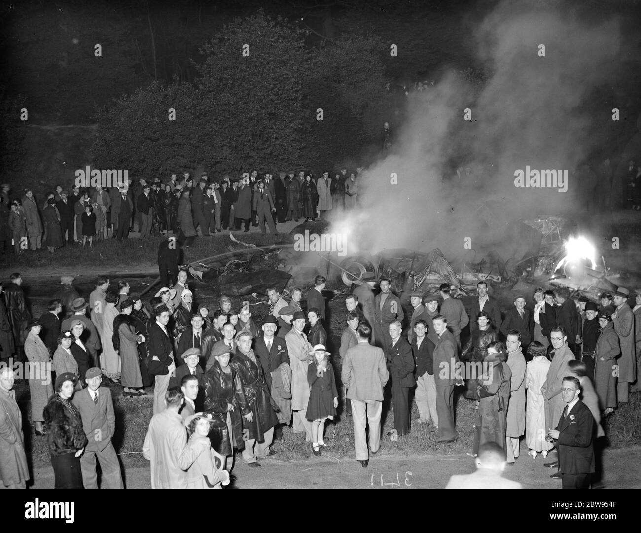 Menge versammelt sich um einen Bus in Sidcup, Kent brennen. Mai 1936 Stockfoto