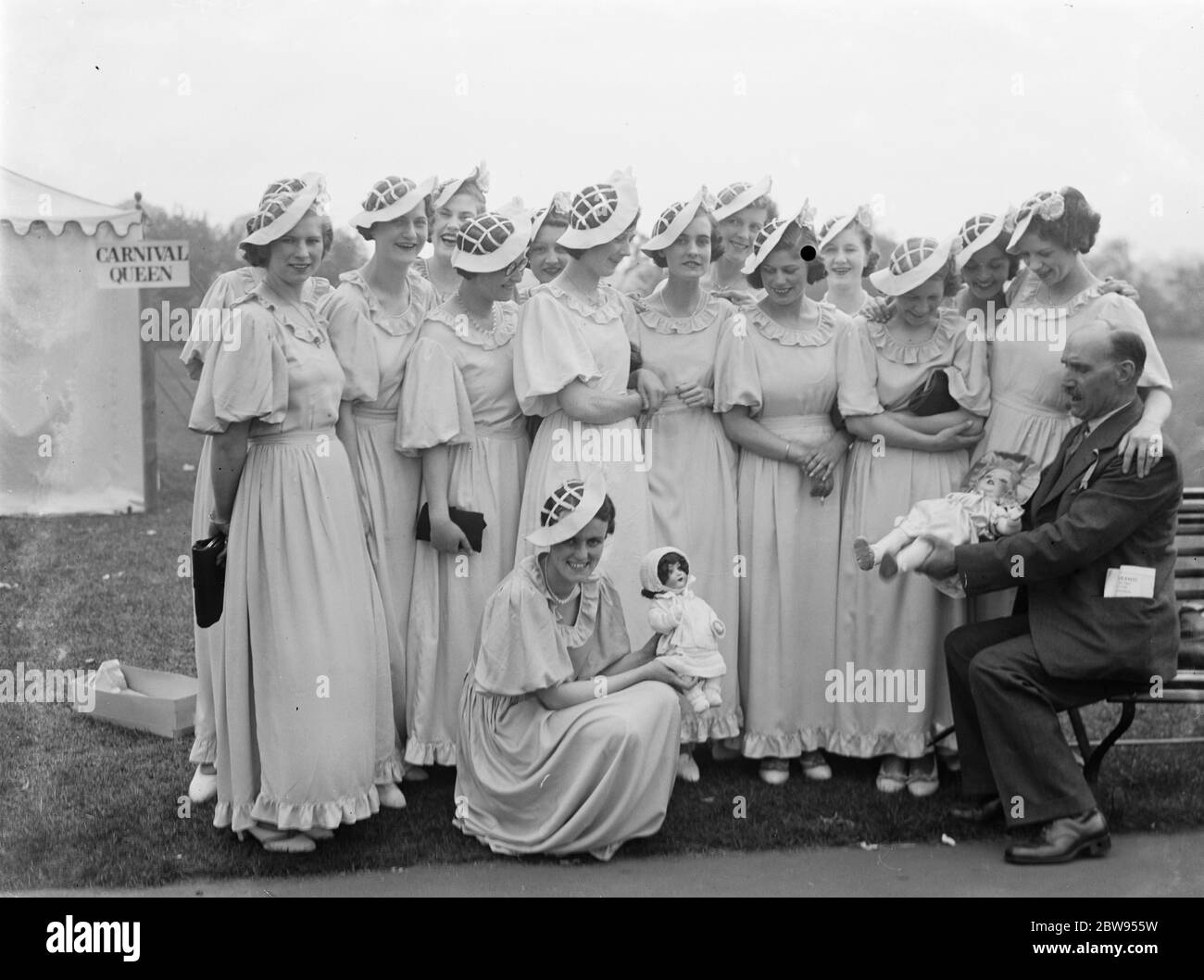 Die Dartford Carnival Queen 's Gefolge . 1936 . Stockfoto