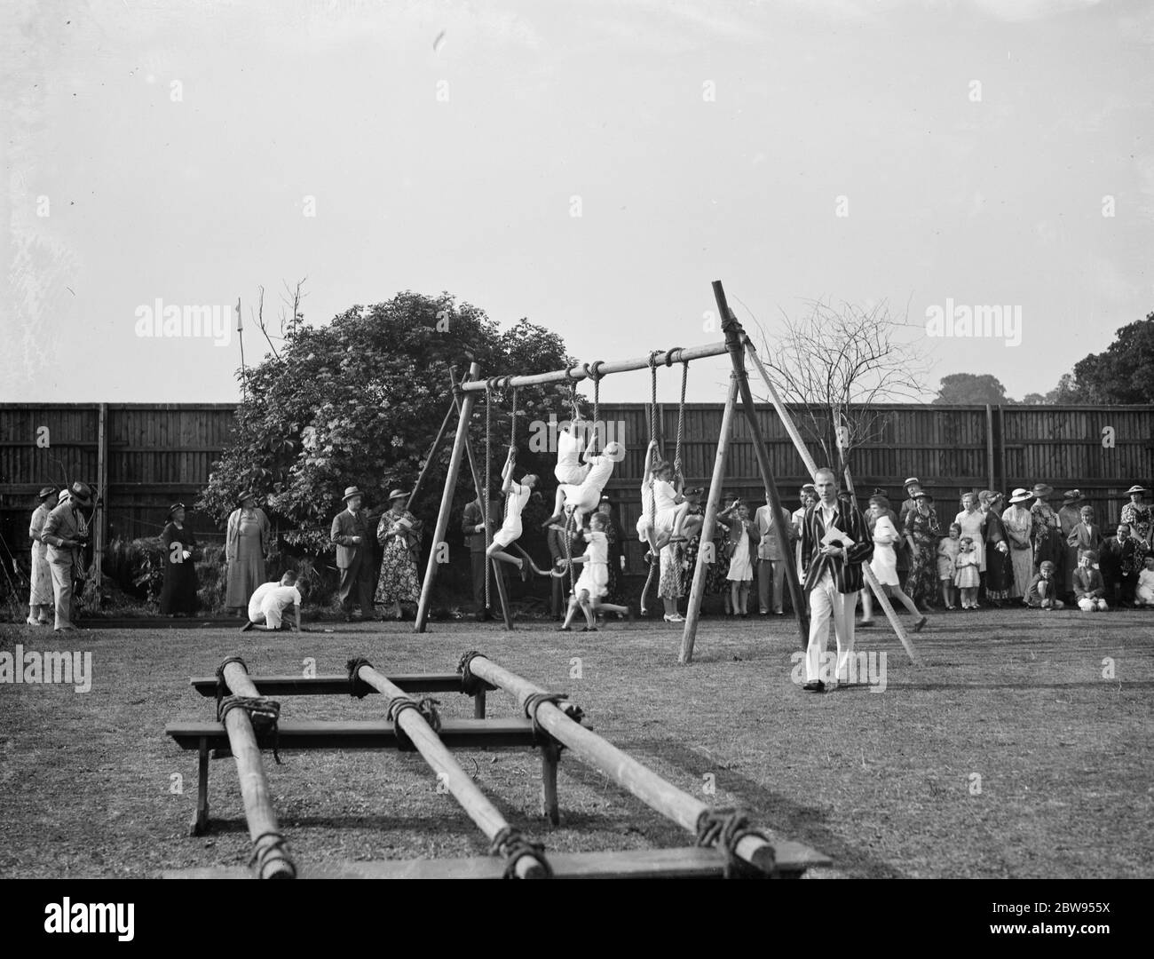 Kinder in der Pennthorpe Schule in Chislehurst, Kent, klettern die Seile während der Demonstration. 1936 . Stockfoto