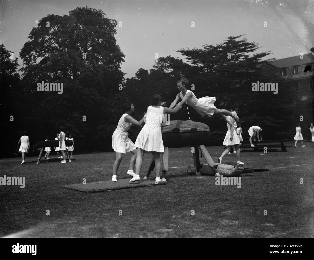 Bergman Osterberg College of Physical Education in Darford, Kent. Mädchen tun Gymnastik über einem Pferdgewölbe. 1936 Stockfoto