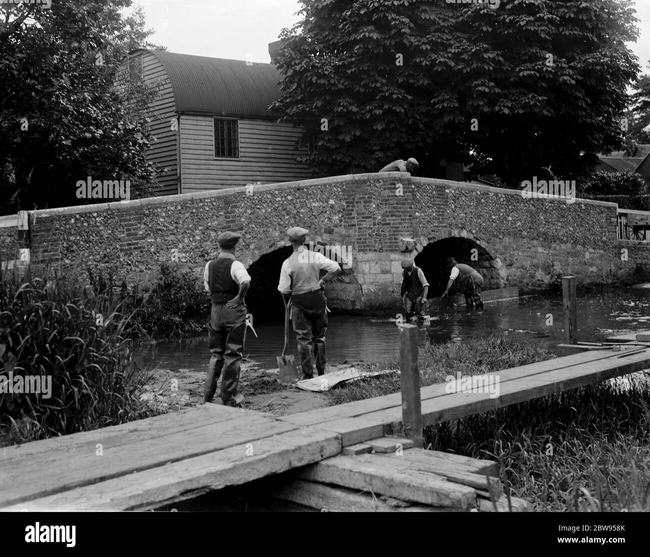 Männer bei der Arbeit auf Fluss Kreuzung bei Eynsford Brücke über den Fluss Darent in Kent. 1936 . Stockfoto