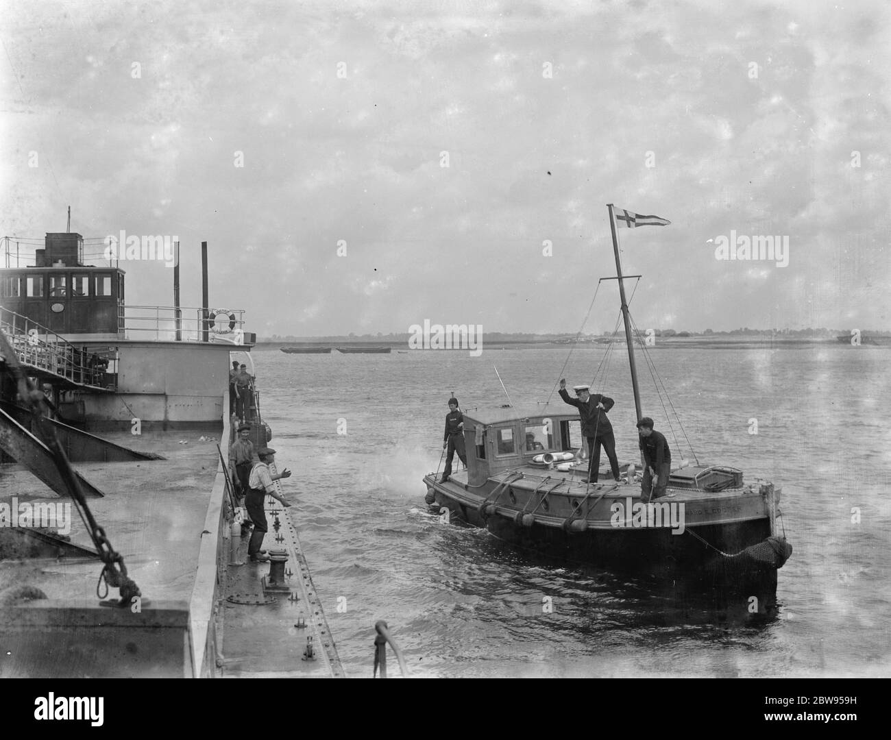 St Andrews Waterside Church Mission in London . Sie besteigen Schiffe und liefern an Matrosen und Besatzungsmitglieder an Bord von Bibliotheksboxen mit Bibeln, Hymnen und Gebetbüchern sowie anderen Texten. 1936 Stockfoto