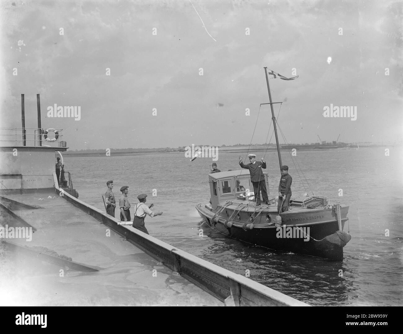 St Andrews Waterside Church Mission in London . Sie besteigen Schiffe und liefern an Matrosen und Besatzungsmitglieder an Bord von Bibliotheksboxen mit Bibeln, Hymnen und Gebetbüchern sowie anderen Texten. 1936 Stockfoto