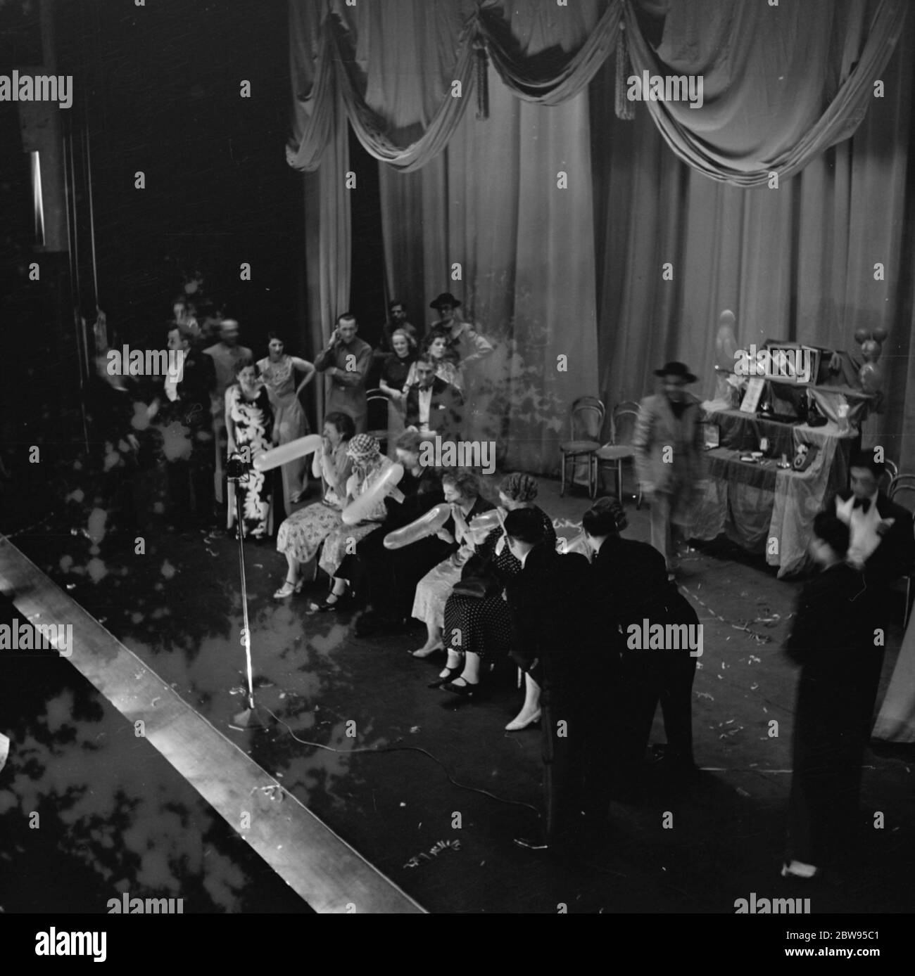 Eine Aufführung am Lewisham Hippodrome, in der die Schauspielerin Mabel Constanduros zu spielen ist. Mabel Constanduros auf der Bühne mit Besetzung. 1936 Stockfoto