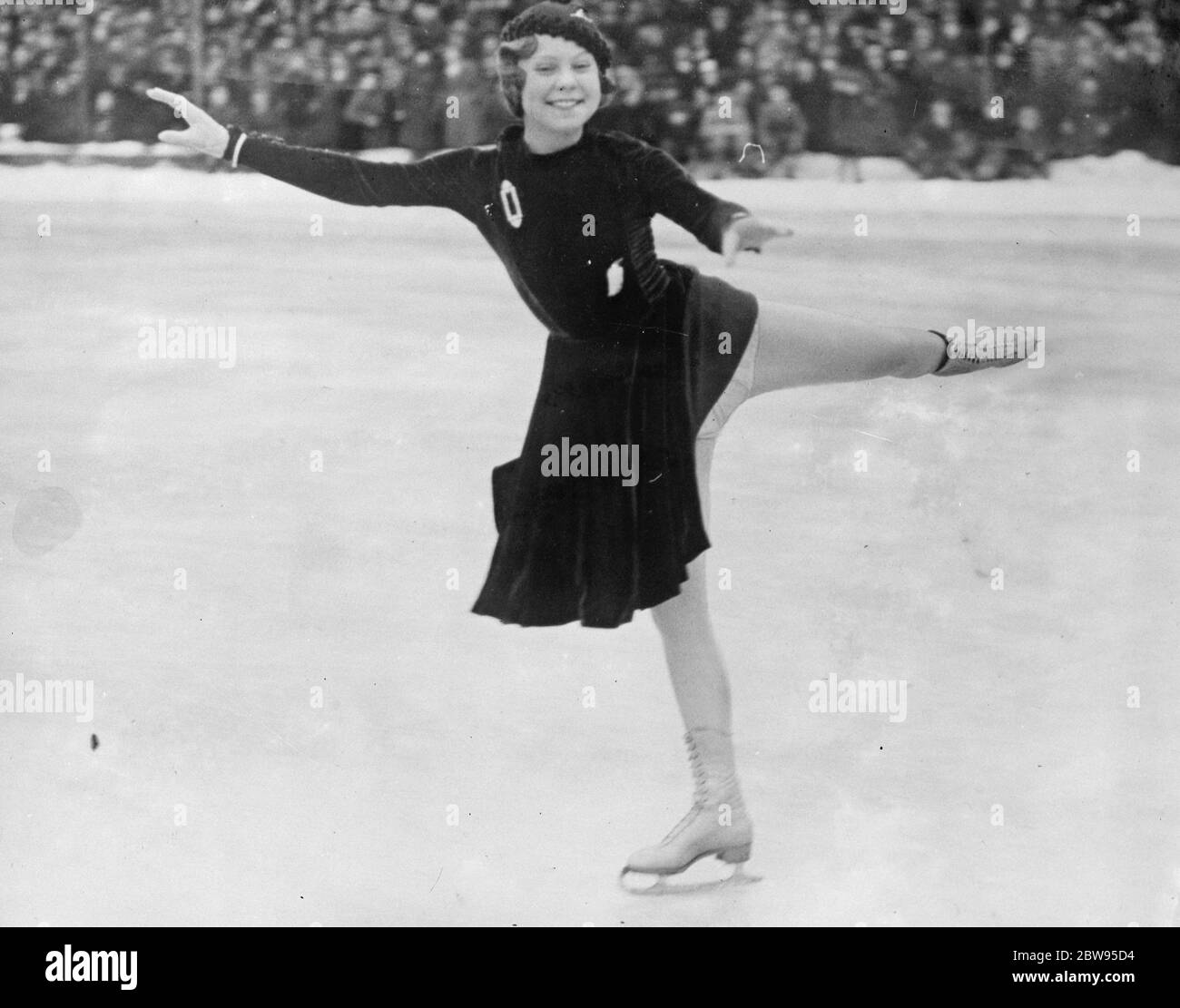 Eiskunstlauf-Weltmeisterschaften in Stockholm eröffnet. Die Eiskunstlauf-Weltmeisterschaften wurden im Eispalast in Stockholm eröffnet, als Fraulein Sonja Henie ihren Weltmeistertitel behielt. Sonja Henie, die Inhaberin der Meisterschaft, in Aktion während der Wettbewerbe. 13 Februar 1933 Stockfoto
