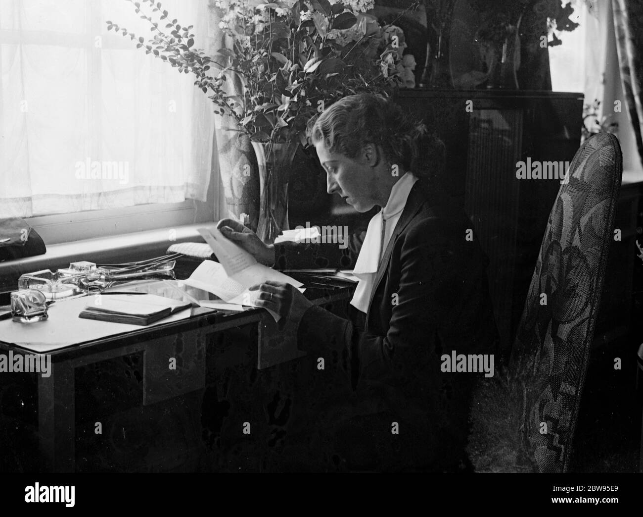 Ein toller Empfang für Amy Johnson in Croydon, nachdem sie England nach Kapstadt und zurück Flugrekord gebrochen hatte. Miss Amy Johnson (Frau J A Mollison) erhielt eine große Begrüßung am Croydon Aerodrome, London auf ihrer Rückkehr aus Kapstadt nach dem Bruch der Rekorde für den Flug von England nach Kapstadt zurück. Sie absolvierte die Hinreise in vier Tagen 6 Stunden und den Rückflug in sieben Tagen, nachdem sie durch Stürme für zwei Tage verzögert wurde, in Afrika. Amy Johnson. 18 Dezember 1932 Stockfoto