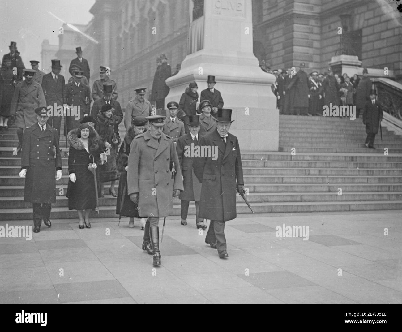 Vierzehnten Jahrestag des Waffenstillstands in London gefeiert. Der vierzehnte Jahrestag des Waffenstillstands, der den Großen Krieg zu Ende gebracht wurde in London mit einer nationalen Wallfahrt und Gottesdienst am Cenotaph in Whitehall, die von der König und Königin und andere Mitglieder der königlichen Familie besucht wurde gefeiert. Der König und die Königin von der Duke und Herzogin von York, der Herzog von Gloucester, Prinz George und Prinz und Prinzessin Arthur von Connaught begleitet, verlassen nach der Zeremonie. 11. November 1932 Stockfoto