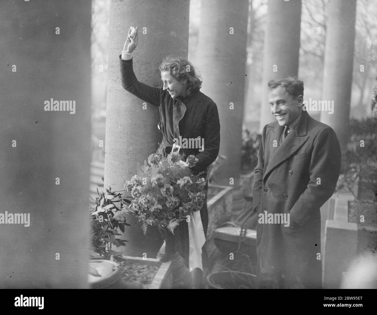 Ein toller Empfang für Amy Johnson in Croydon, nachdem sie England nach Kapstadt und zurück Flugrekord gebrochen hatte. Miss Amy Johnson (Frau J A Mollison) erhielt eine große Begrüßung am Croydon Aerodrome, London auf ihrer Rückkehr aus Kapstadt nach dem Bruch der Rekorde für den Flug von England nach Kapstadt zurück. Sie absolvierte die Hinreise in vier Tagen 6 Stunden und den Rückflug in sieben Tagen, nachdem sie durch Stürme für zwei Tage verzögert wurde, in Afrika. Frau Amy Johnson. 18 Dezember 1932 Stockfoto
