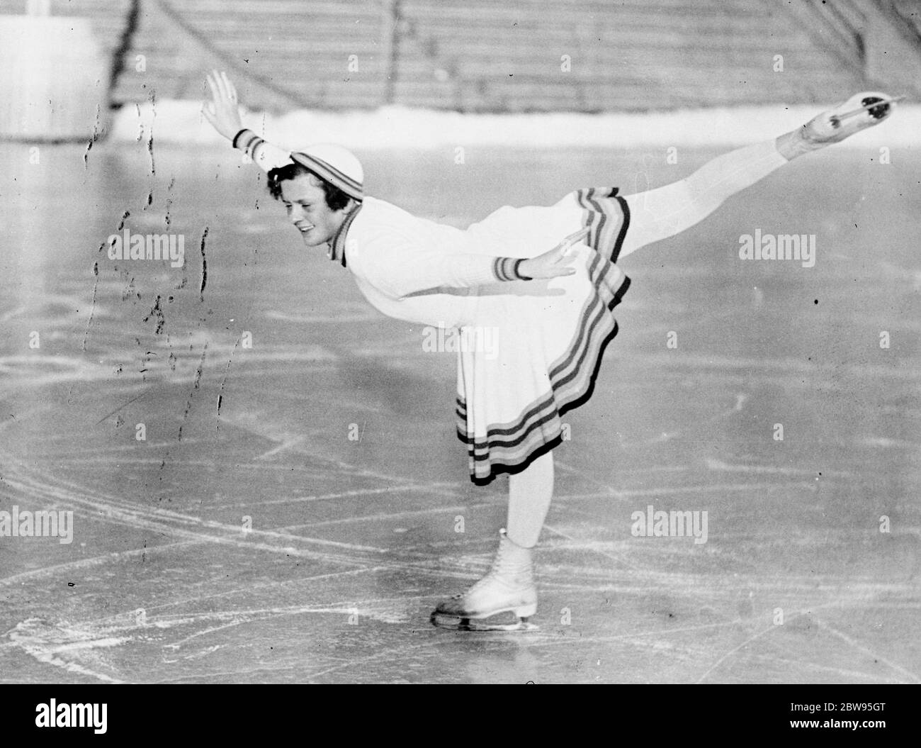 12 Jahre alte englische Mädchen Skating Champion bereitet sich für die Welt Wettbewerbe in Stockholm. Megan Taylor, das 12-jährige Mädchen, das Englands Skater-Champion ist, übt in Stockholm für die Skating-Weltmeisterschaften, die in der schwedischen Hauptstadt in wenigen Tagen stattfinden sollen. Miss Megan Taylor, die Tochter von Phil Taylor, auch ein bekannter Skater, beim Training auf dem Eis in Stockholm. Februar 1933 Stockfoto
