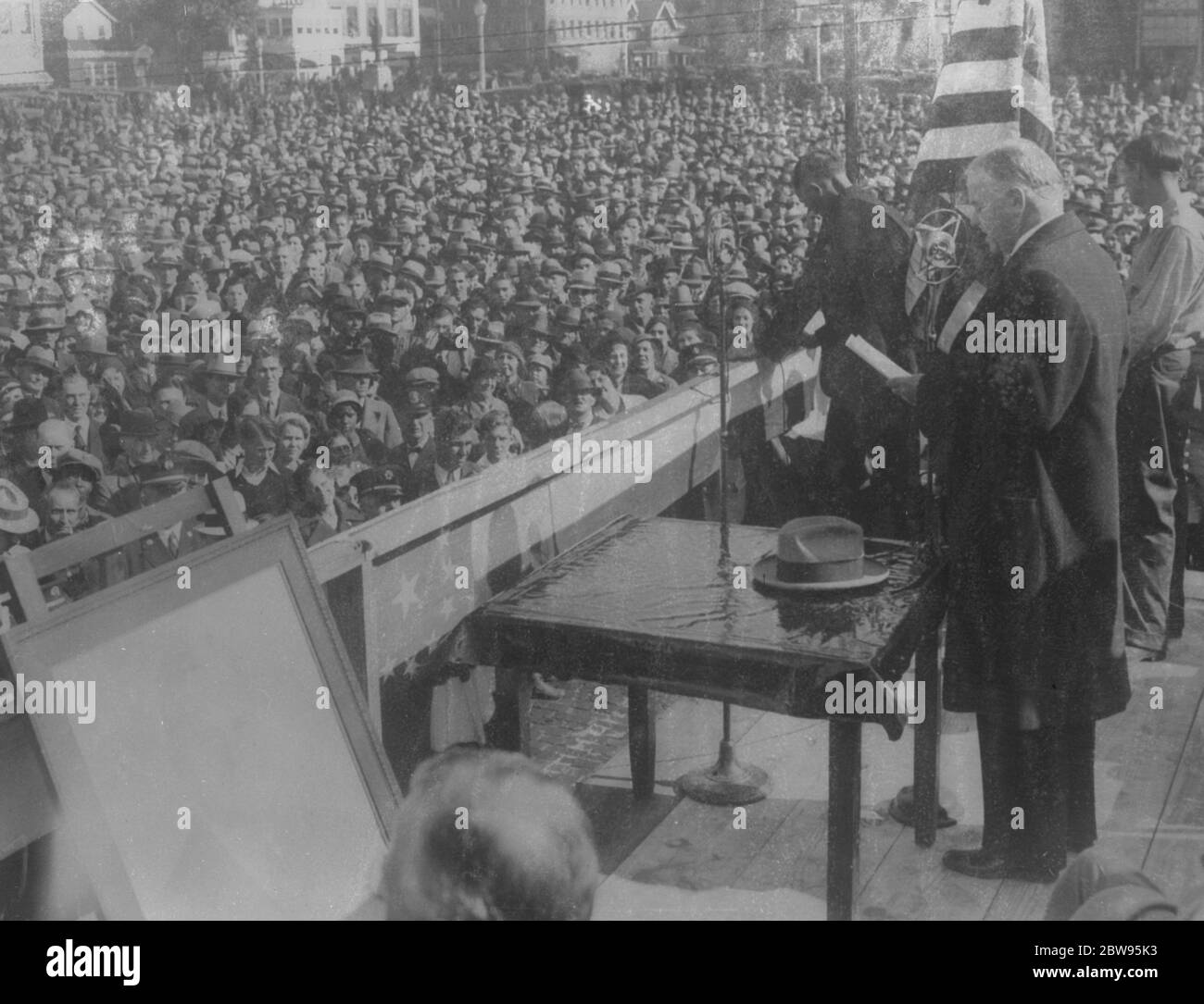 Präsident Hoover führt seinen Wahlkampf. Präsident Hoover auf der Plattform seiner Sonderwahlkampf Zug , Adressierung einer Schar von Menschen zum Thema Tarif in Huntington , Virginia , während seiner landesweiten Kampagne für die Präsidentschaftswahlen , wenn er Wiederwahl suchen . November 1932 Stockfoto