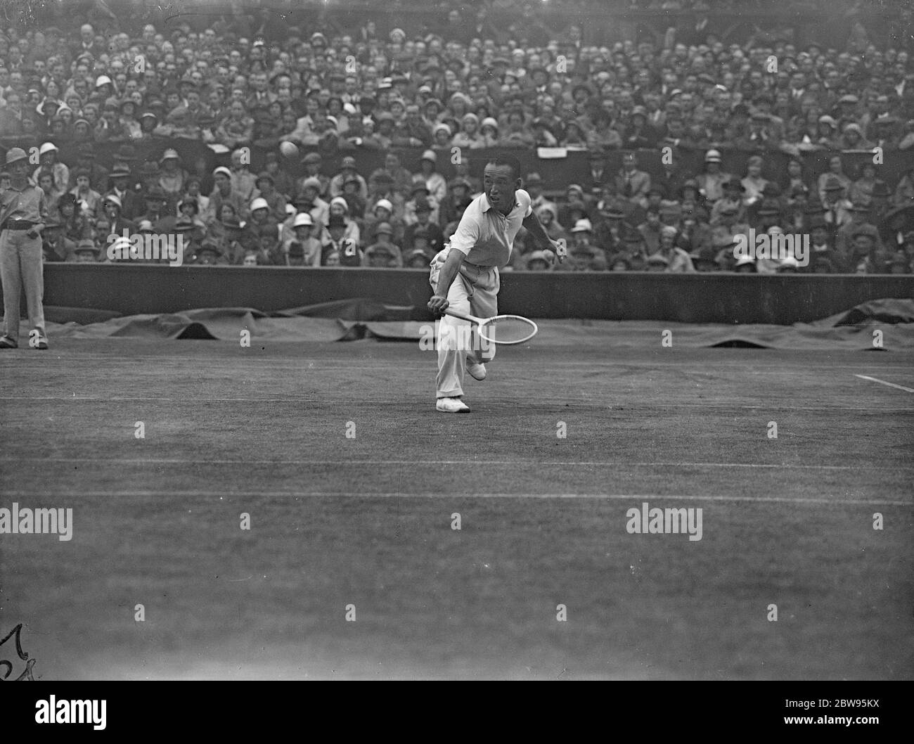 Austin gewinnt im Halbfinale in Wimbledon. H W Bunny Austin, der englische Tennisspieler, besiegte Satoh von Japan im Halbfinale der Männer-Singles in der Wimbledon-Tennis-Meisterschaften. Satoh in Aktion während des Spiels . 30 Juni 1932 Stockfoto