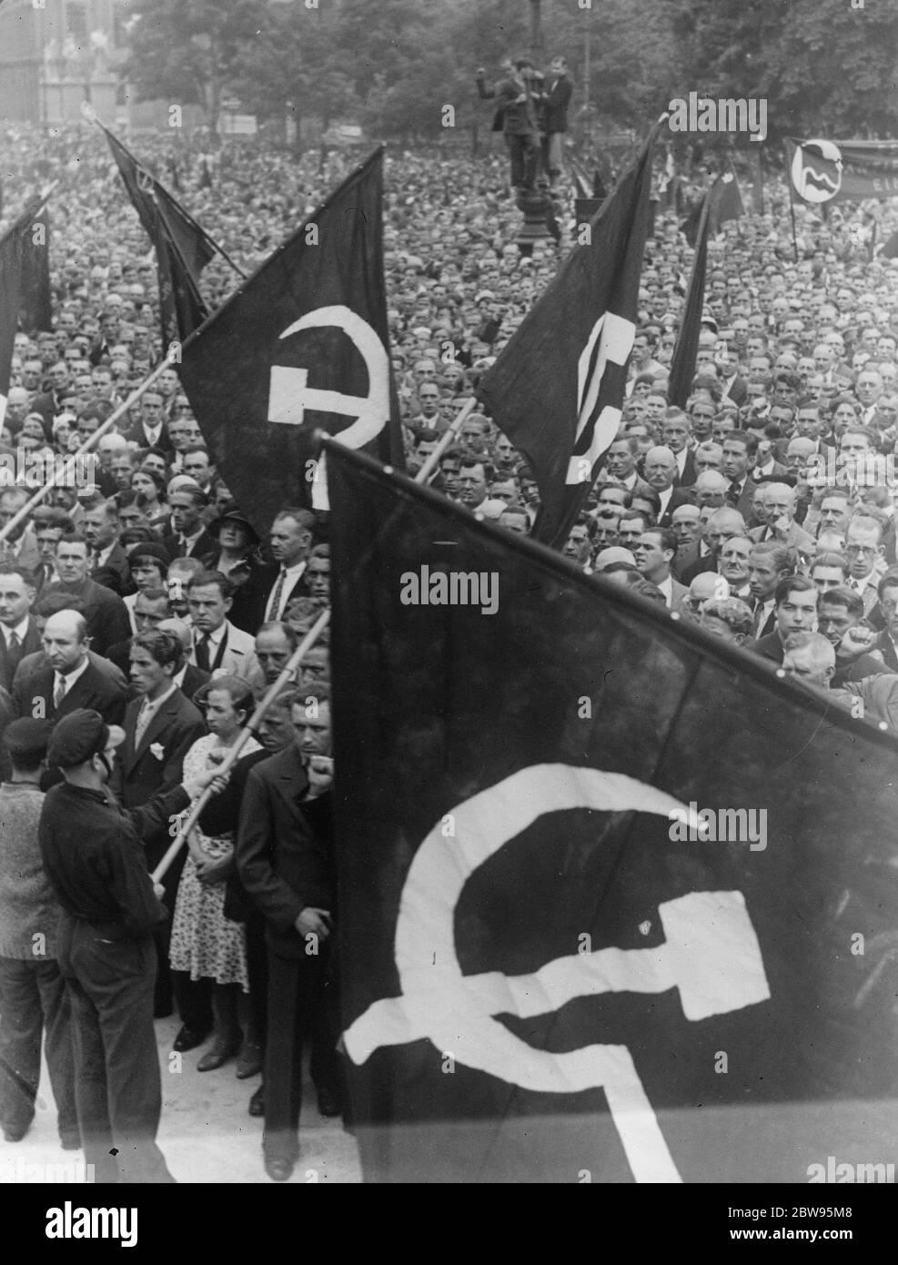 Ausschreitungen bei den deutschen Wahlen ( Fotos per Flugzeug ) Polizei bricht eine antifaschistische Demonstration der Kommunisten in Berlin auf. Deutschland ging am Sonntag bei ihrer Nationalwahl zur Wahl. 31 Juli 1932 Stockfoto
