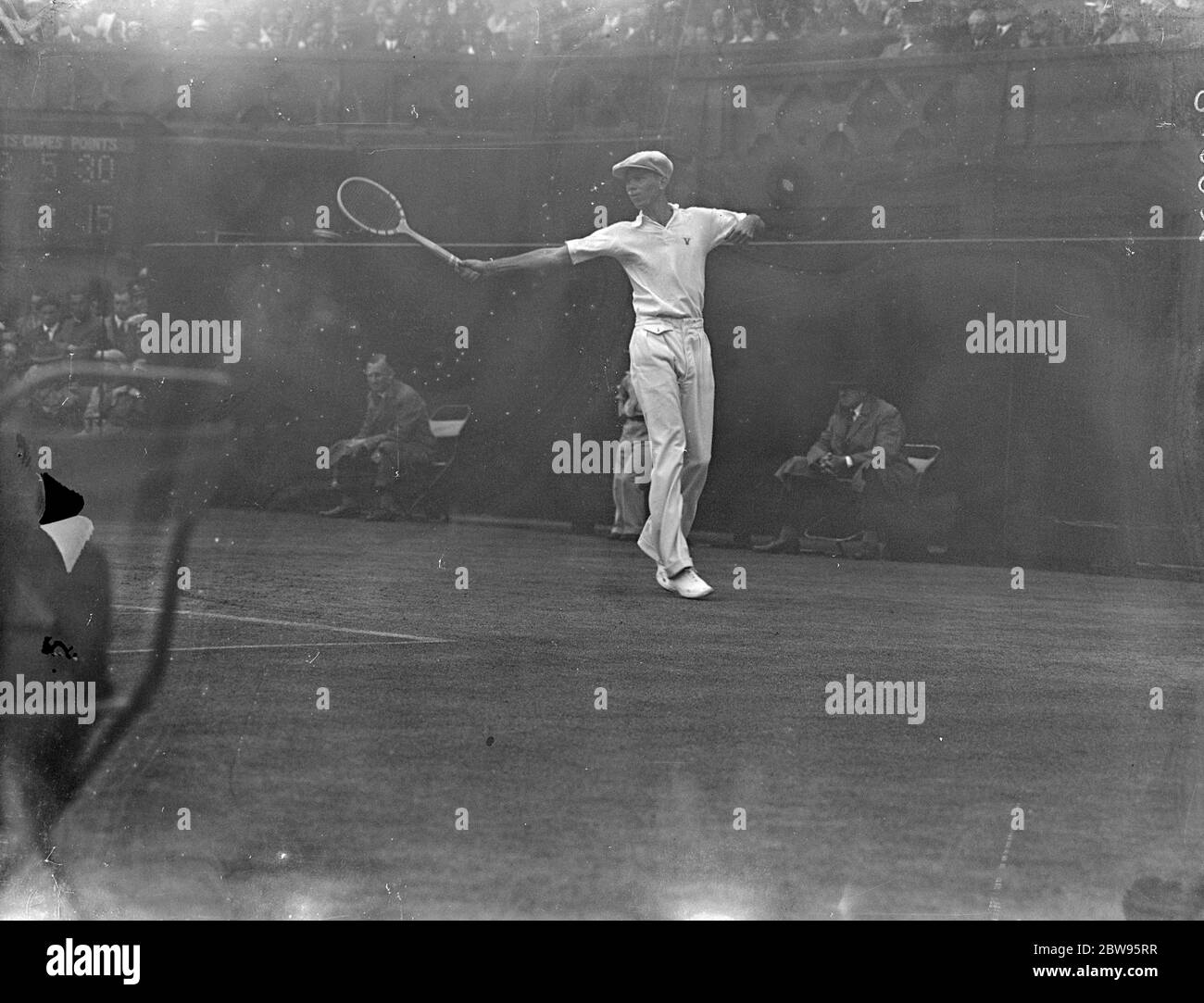 Rebens besiegt Crawford in Männer 's Halbfinale in Wimbledon . H E Vines of America besiegte J Crawford of Australia 6-2; 6-1; 6-3; im Halbfinale der Männer-Singles in der Wimbledon Tennis Championships . Reben im Spiel während des Spiels. 30 Juni 1932 Stockfoto