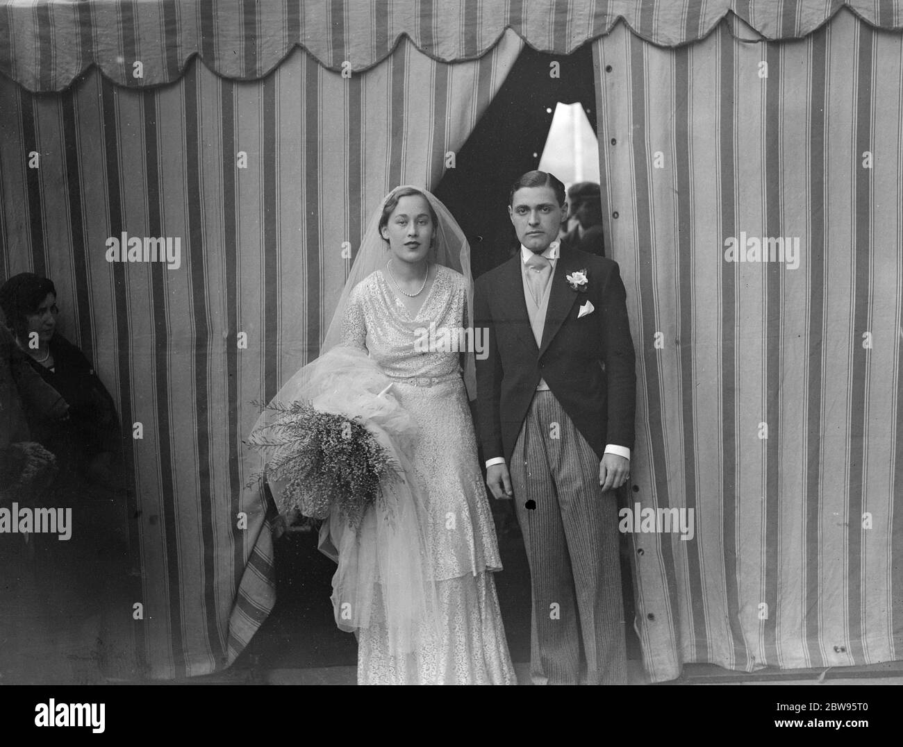 Ein Tochter die Yorkshire M F H vermählt in London. Die Hochzeit von Miss Heather Harrison Broadley , jüngste Tochter von Captain Harrison Brondley , M. P H von Wilton House brachte , East Yorkshire zu Herrn John L Blunt , Sohn von Sir John und Lady Blunt von Tunbridge Wells , fand in St Georges Kirche , Hanover Square, London. Die Braut und Bräutigam verlassen die Kirche nach der Zeremonie. 31 März 1932 Stockfoto Ein Tochter die Yorkshire M F H vermählt in London. Die Hochzeit von Miss Heather Harrison Broadley , jüngste Tochter von Captain Harrison Brondley , M. P H von Wilton House brachte , East Yorkshire zu Herrn John L Blunt , Sohn von Sir John und Lady Blunt von Tunbridge Wells , fand in St Georges Kirche , Hanover Square, London. Die Braut und Bräutigam verlassen die Kirche nach der Zeremonie. 31 März 1932 Stockfoto
