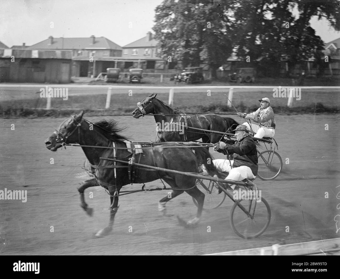 Hals und Nacken bei Greenford Trabrennennen. Konkurrenten Rennen Hals und Hals in der Einladung Handicap der Greenford Trotting Rennen in Greenford, Middlesex. 13 Juni 1932 Stockfoto