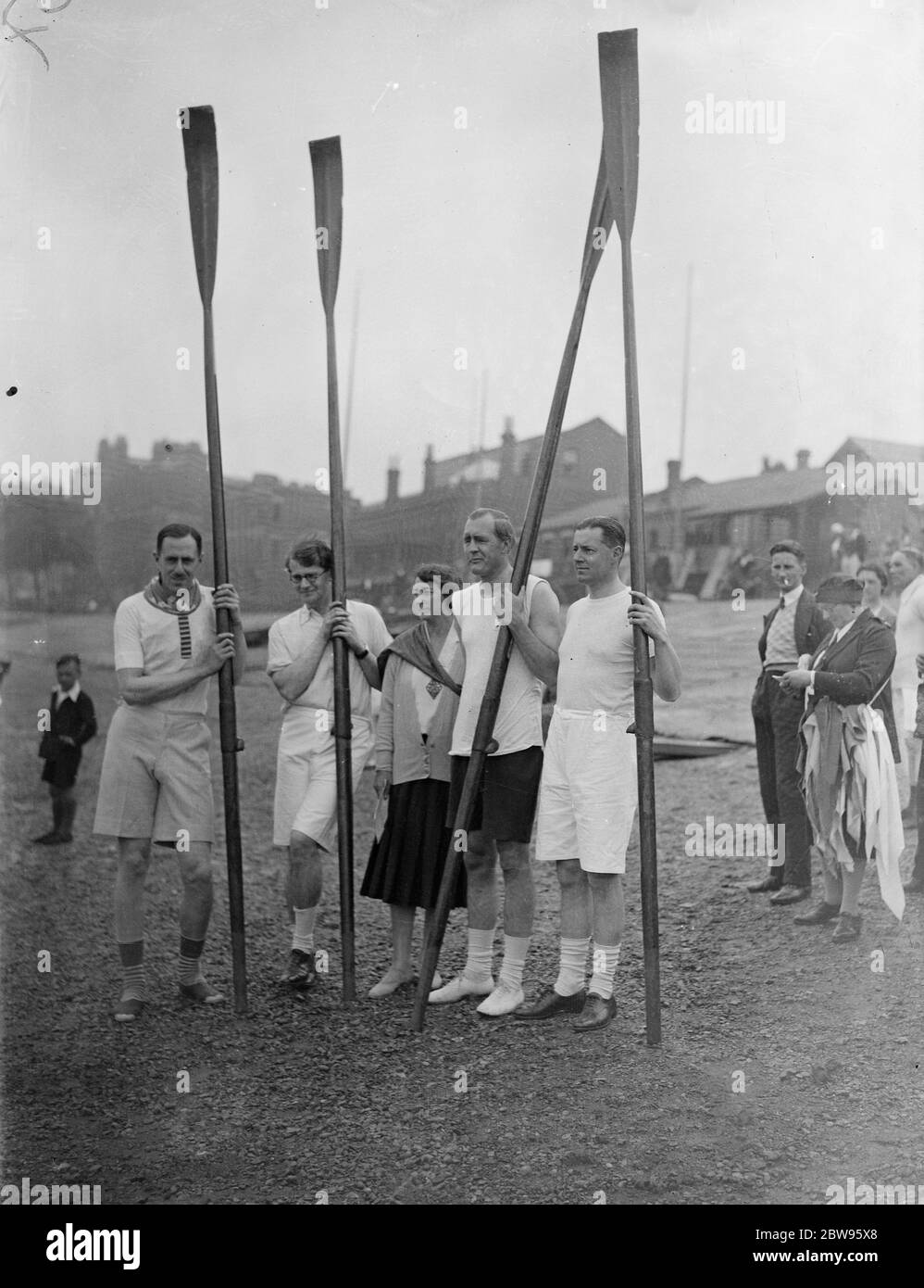 MP ' s nehmen an Boot-Rennen gegen blinde Crew . Vier Parlamentsmitglieder, darunter Captain Ian Fraser, der blinde Abgeordnete, der Vorsitzender von St. Dunstans ist, nahmen an einem Ruderrennen gegen eine Mannschaft von blinden Soldaten in der jährlichen St. Dunstans Regatta in Putney Teil. Kapitän Ian Fraser streichelte die MP ' s Nummer 4 Liegeplatz . Die Mannschaft des MP von links nach rechts, L H Gluckstein MP, Richard Law MP, Captain Ian Frase MP und Harold Sutcliffe MP kommen mit ihren Rudern aus. 13 Juli 1932 Stockfoto