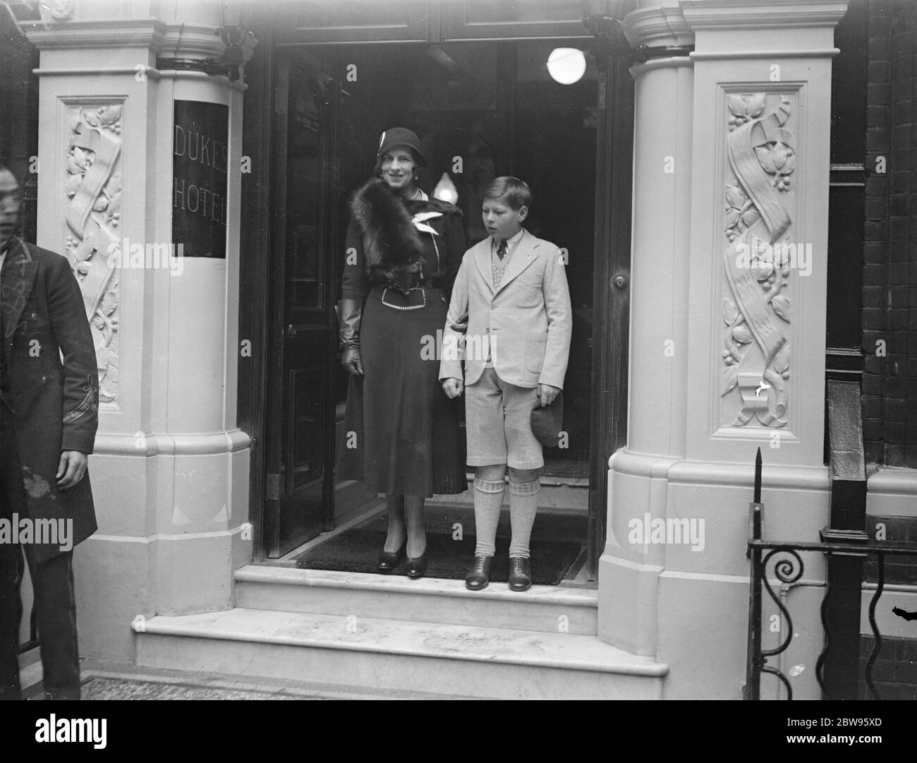 Junge Prinz Michael von Rumänien in London. Der zehnjährige Kronprinz Michael von Rumänien, der gerade in London angekommen ist, um seine Mutter, die Prinzessin Helen, zu besuchen, verlässt ihr Hotel in London für eine Besichtigungstour. 23. September 1932 Stockfoto