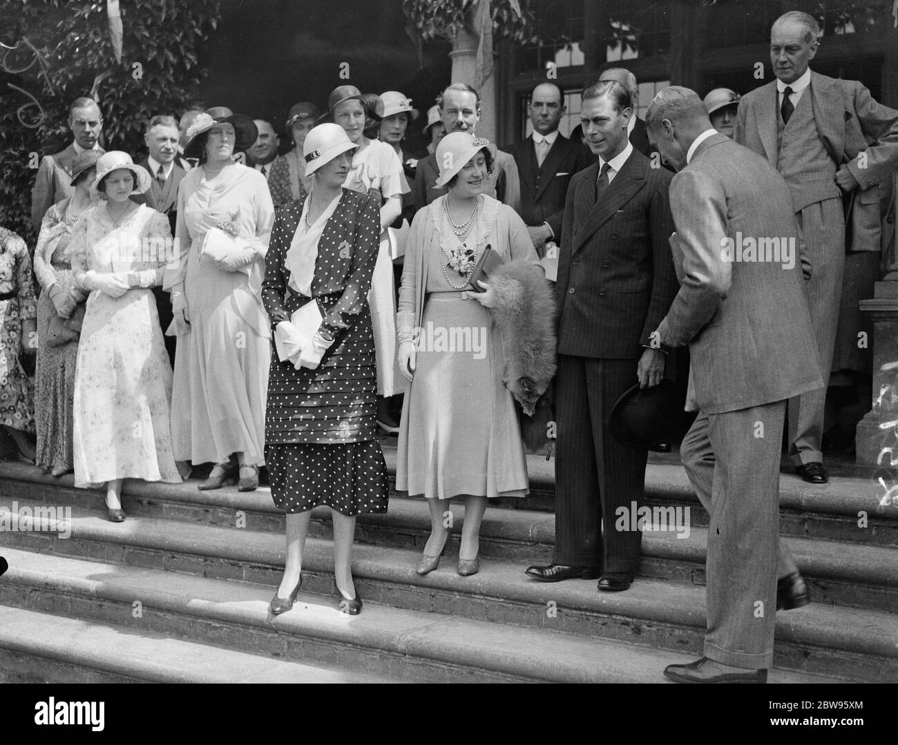Duke und Duchess of York besuchen Kriegsopfer Industriezentrum in Surrey . Der Herzog und die Herzogin von York einen Besuch der Ex-Dienste Wohlfahrt Gesellschaft ' s Industrial Center in Leatherhead, Surrey. Der Herzog und die Herzogin von York mit der Marchioness von Carisbrook auf den Stufen des Hostels. 27 Juni 1932 Stockfoto