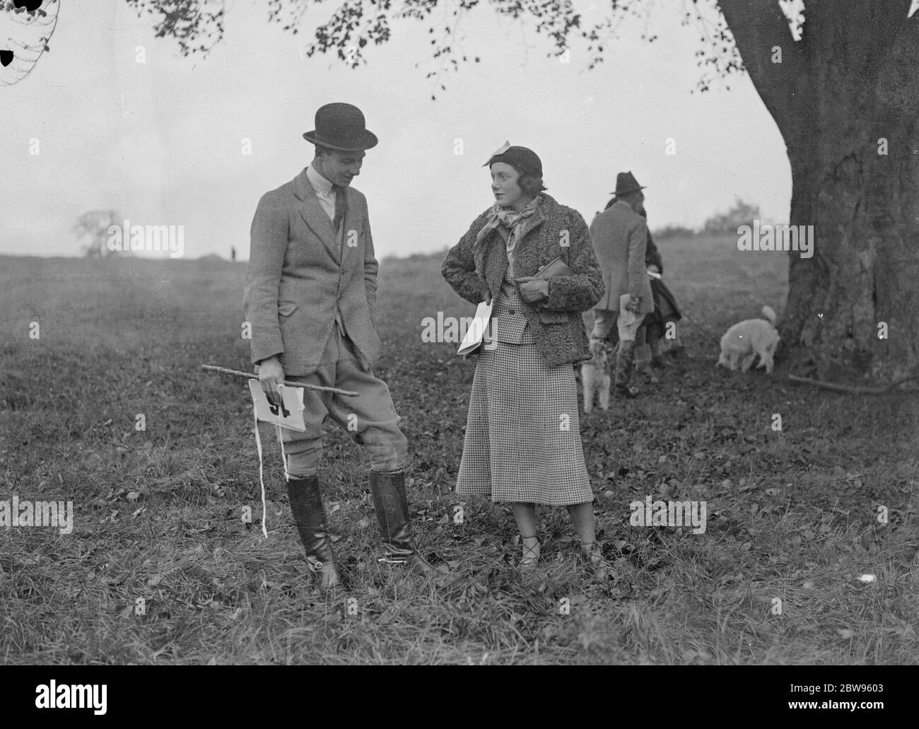 Oxford University Drag Hounds und Jäger-Versuche in Middleton Stoney in der Nähe von Bicester . Die Oxford University Drag Hounds Jäger-Studien fanden auf dem Anwesen des Earl of Jersey in Middleton Stoney, Bicester. Frau Joan Villiers und Herr Dereck Crosthwaite . 29. Oktober 1932 Stockfoto