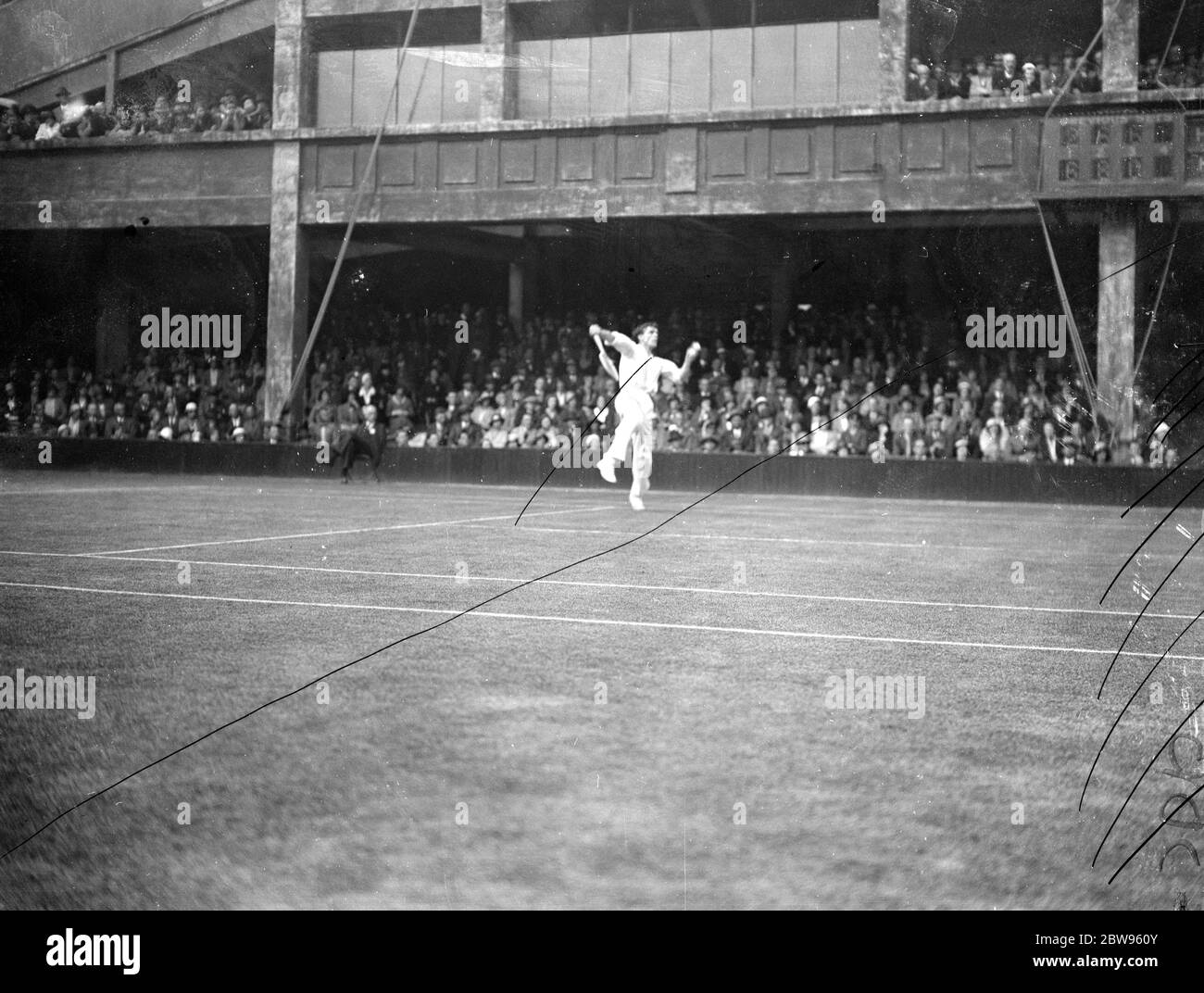 Wimbledon Sensation - Cochet geschlagen von Collins in Singles in Wimbledon . I G Collins (Großbritannien) eine erstklassige Sensation, als er Henri Cochet von Frankreich in den Männern Singles in Wimbledon besiegt, in der All England Club. I G Collins im Spiel gegen Cochet. 21 Juni 1932 Stockfoto