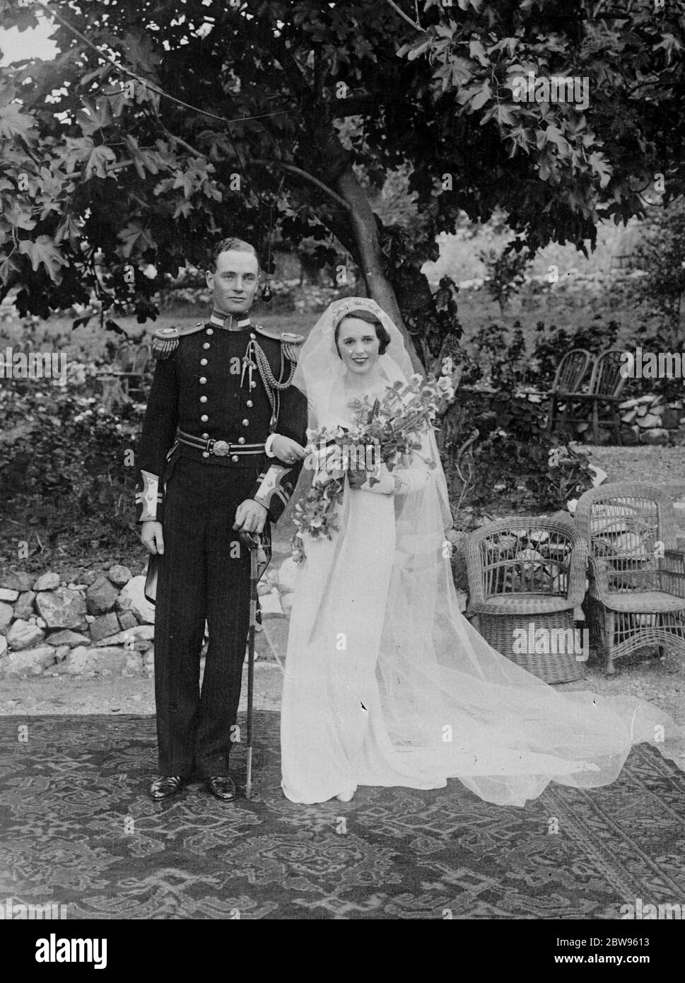 Miss Juni Shakespeare heiratet, E G Heywood Lonsdale, R N in der Kathedrale in Gibraltar. Die Hochzeit von Miss June Shakespeare, Tochter von Herrn Walter Shakespeare, der Rennbahn Besitzer und Teeplanter, der in Weybridge wohnt, zu Leutnant E G Heywood Lonsdale, R N. Flaggenleutnant des Admirals der Gibralter, der ein guter Polospieler und ein Mitglied des Teams von Lord Louis Mountbatten ist, fand in der englischen Kathedrale von Gibraltar statt. Lady Mary Crichton Stuart war die chirf bidesmaid. Oktober 1932 Stockfoto
