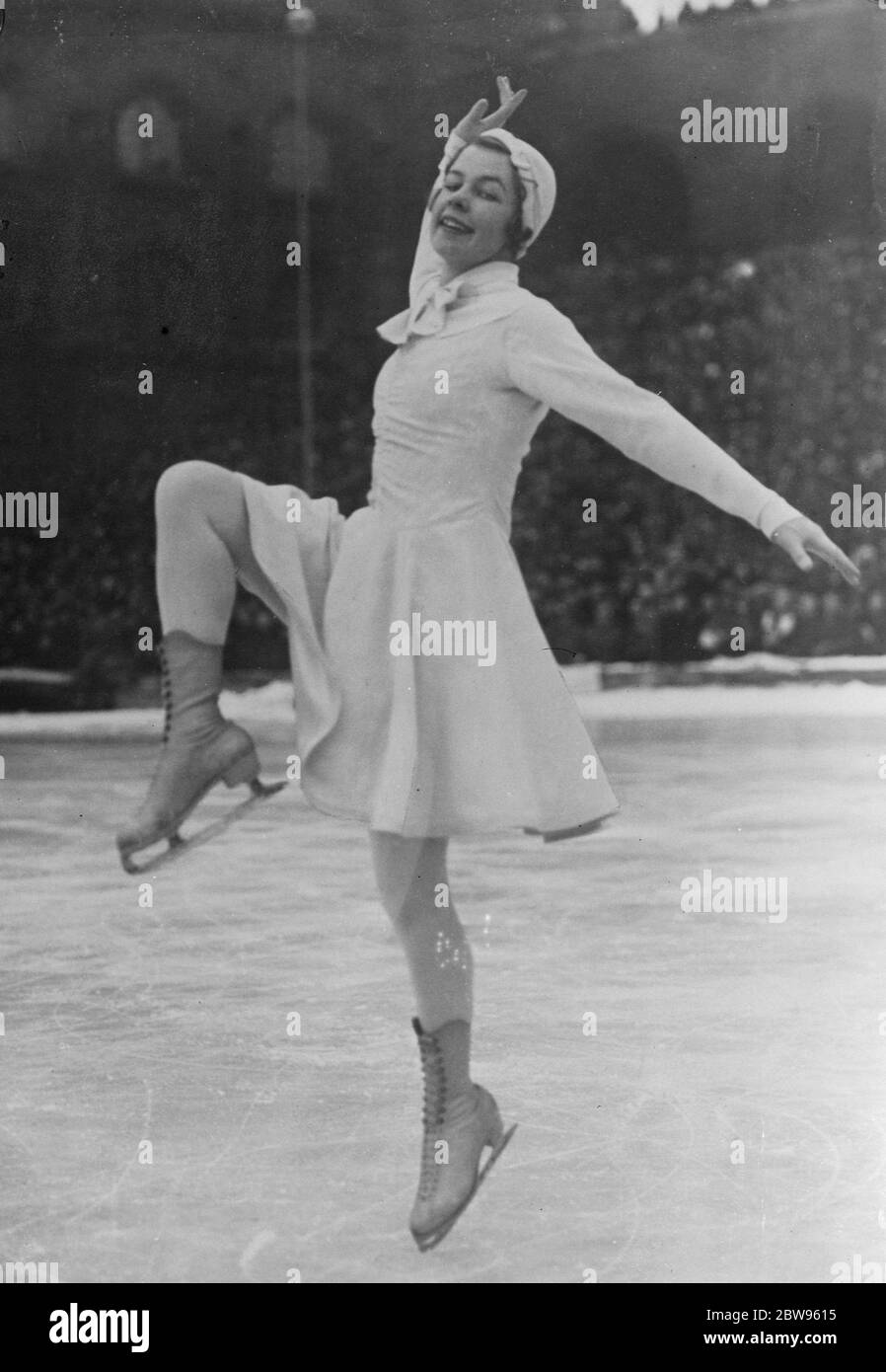 Eiskunstlauf-Weltmeisterschaften in Stockholm eröffnet. Die Eiskunstlauf-Weltmeisterschaften wurden im Eispalast in Stockholm eröffnet, als Fraulein Sonja Henie ihren Weltmeistertitel behielt. Vivi Ann Hulton, die den zweiten Preis erhielt, in Aktion im Finale. 13 Februar 1933 Stockfoto