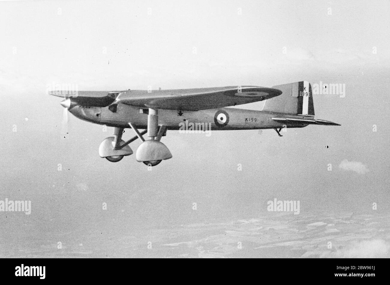 RAF Männer zurückerobern Welt Langstreckenflug Rekord für Großbritannien . Großbritannien hat den Weltrekord für den längsten Nonstop-Flug zurückerobert. Squadron Leader Gayford und Flight Lieutenant Nicholetts, die Royal Air Force Flyer erreicht Zesfontein in British West Africa nach 5,129 Meilen ohne einen Stopp von Cranwell Aerodrome, Lincolnshire fliegen. Der Rekord wurde zuvor von den Amerikanern Boardman und Polando gehalten, die 5,012 Meilen geflogen. Das Rekordflugzeug in der Luft. Februar 1933 Stockfoto