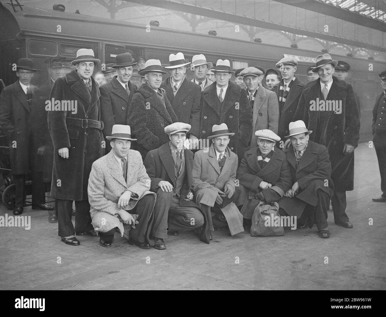 Siegreiche kanadische Eishockey-Team Ankunft in London. Die kanadische Eishockey-Team, das eine englische Mannschaft in Liverpool von neun Toren zu fünf geschlagen kam in London, um eine weitere Reihe von Spielen zu spielen. Das Team bei der Ankunft am Bahnhof Euston. 29. November 1932 Stockfoto