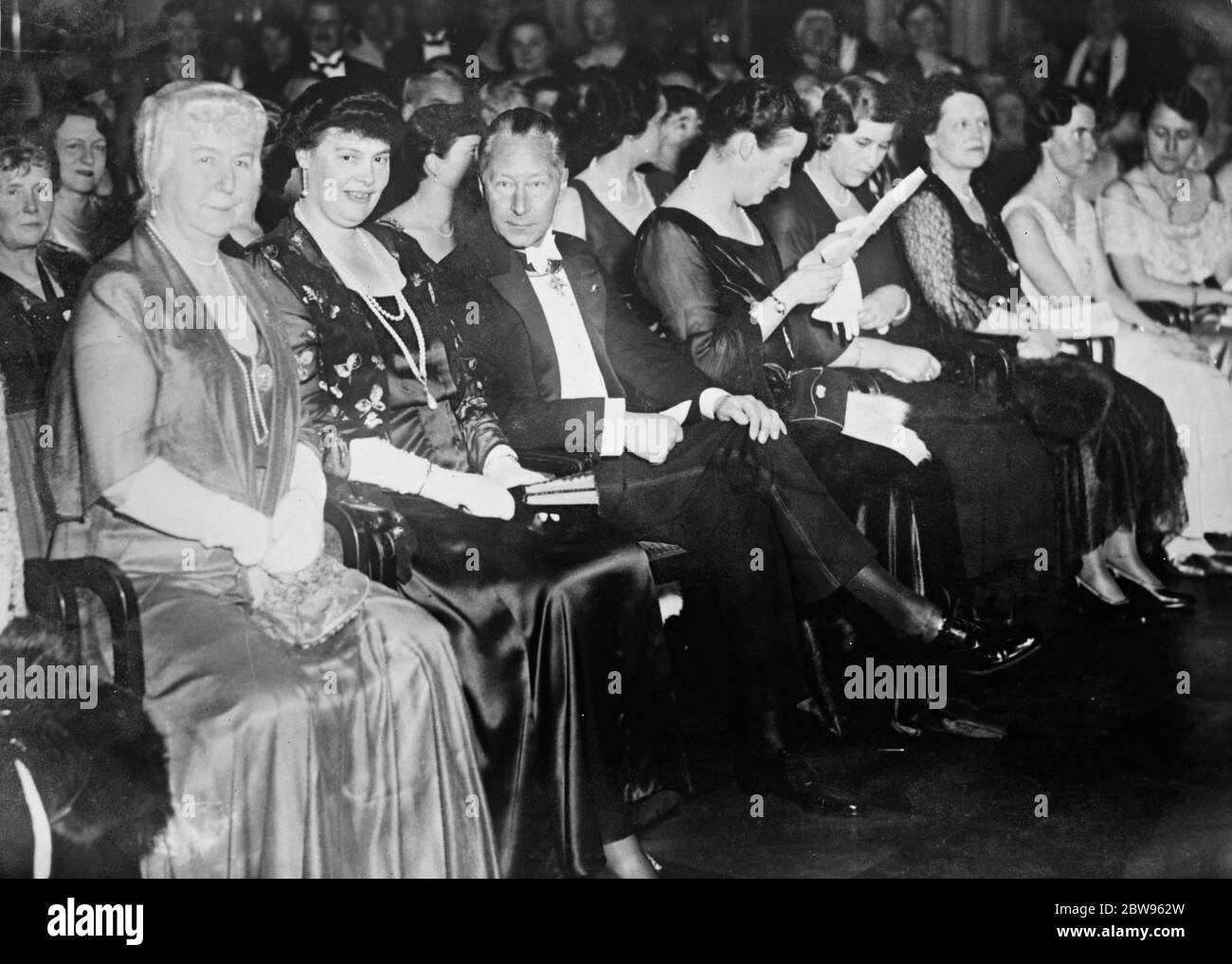 Ehemaliger deutscher Kronprinz und Prinzessin bei Berlin Konzert. Der ehemalige Kronprinz Wilhelm von Deutschland und seine Frau, die Kronprinzessin Cecilie, gehörten zu den prominenten Persönlichkeiten, die ein Benefizkonzert im Hotel Esplanade in Berlin besuchten. Von links nach rechts Frau Konsul Staudt die Kronprinzessin und der ehemalige Kronprinz beim Konzert. Februar 1932 Stockfoto