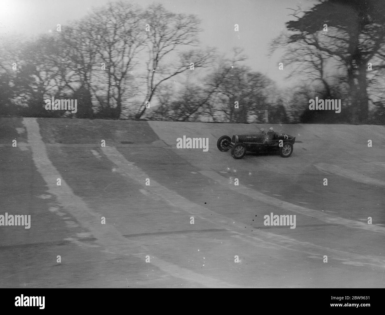 Kaye Don rast in der Praxis um die Brooklands Strecke für sein Duell mit Sir Henry Birkin. 25 März 1932 Stockfoto