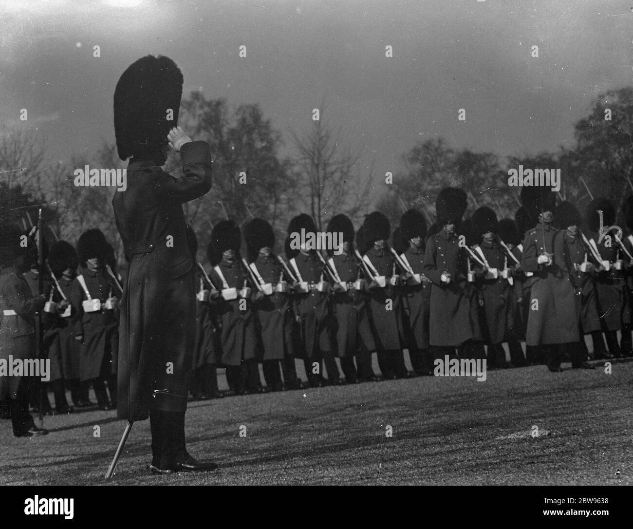 Prince of Wales inspiziert sein Regiment am St. Davids Tag in Aldershot. Der Prinz von Wales inspiziert die 1. Bataillon Walisische Garde, von denen er Oberst in ihrer Kaserne in Aldershot am St. Davids Tag. Der Prinz von Wales bei der Inspektion. März 1932 Stockfoto