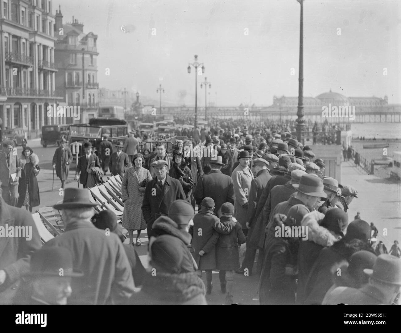Brighton mit Osterferien Entscheidungsträger gekuscht . Die überfüllte Front in Brighton, die mit Osterurlaubern gefüllt ist. 27 März 1932 Stockfoto