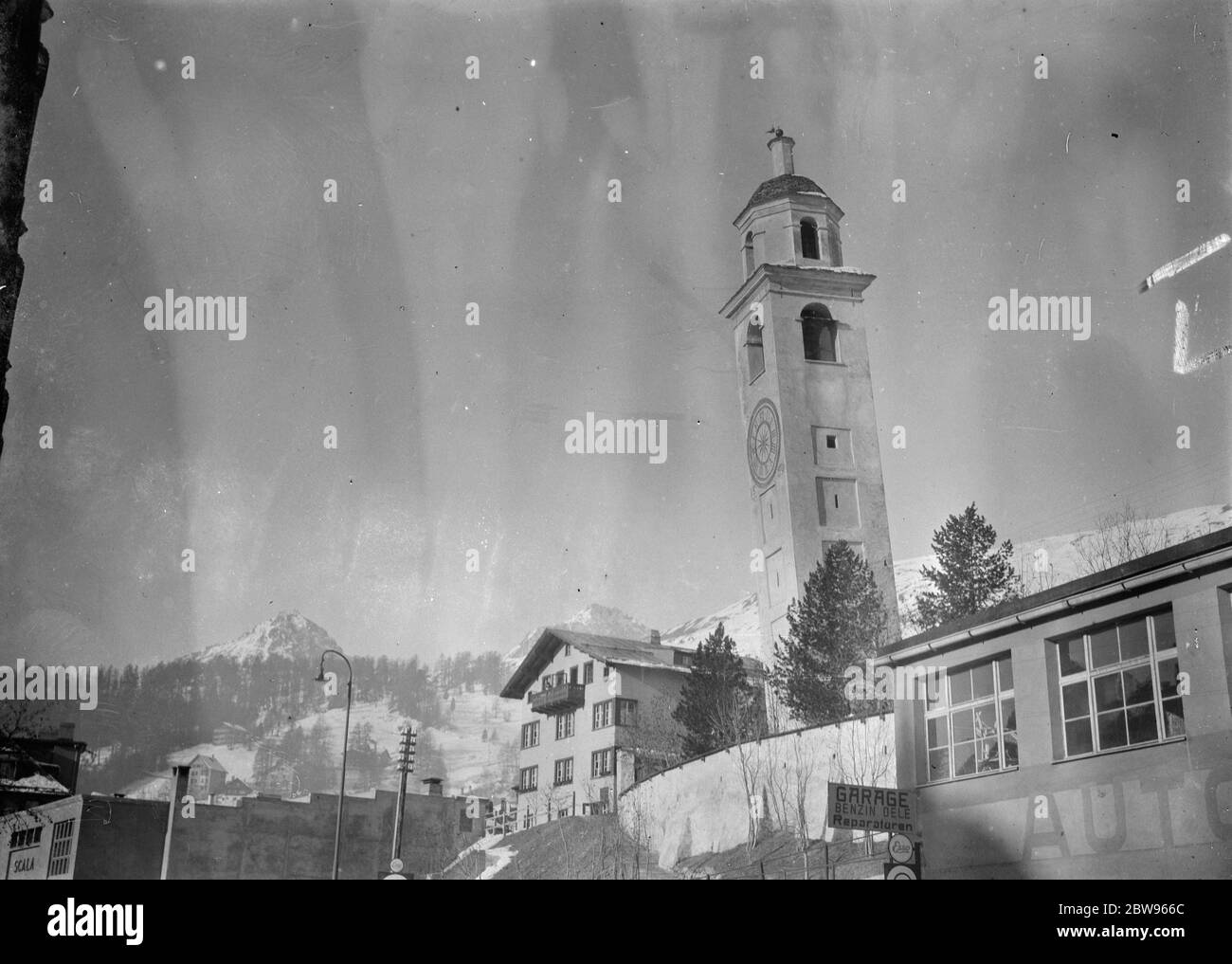 St Moritz berühmten schlanken Turm . Der berühmte schiefe Turm von St. Moritz , Schweiz , das älteste Gebäude in der Stadt, die aus dem Jahr 1570 stammt . Februar 1932 Stockfoto
