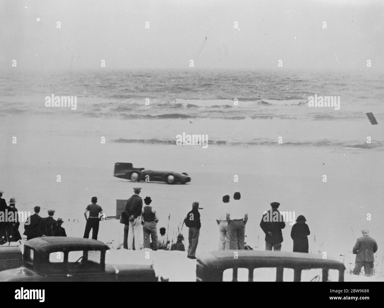 Sir Malcolm Campbell bricht seinen eigenen Landgeschwindigkeitsrekord in Daytona. Sir Malcolm Campbell brach in seinem Auto Bluebird II seinen eigenen Landgeschwindigkeits-Rekord der 245 Meilen pro Stunde und setzte einen neuen Weltrekord von 253. 968 Meilen pro Stunde für die gemessene Meile, auf dem Sand in Daytona, Florida. Sir Malcom Campbell, der über die Strecke in Daytona, Florida, beim Brechen seines eigenen Rekords in Daytona rast. März 1932 Stockfoto