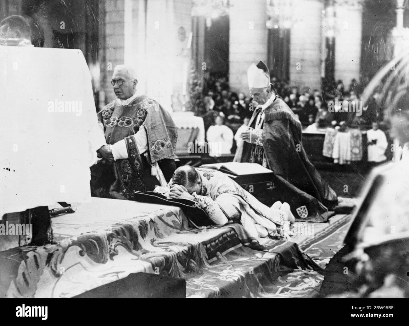 Irischer Priester werden französischer Bischof. Mgr Patrick Flynn , Heilung der berühmten Madeleine Kirche , Paris , wurde Bischof von Nevers , Frankreich geweiht. Szene während der Weihe von Mgr. Patrick Flynn als Bischof von Nevers, Frankreich, in der Kathedrale Notre Dame, Paris. 19. Oktober 1932 Stockfoto