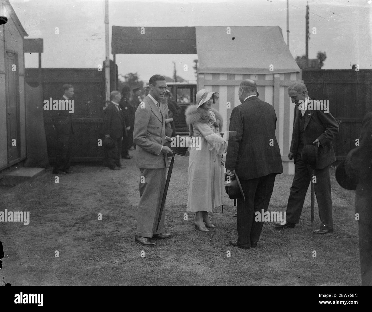 ADC an den König zu heiraten. Die Verpflichtung wird von Oberst Bertram Abel Smith, DSC, der ein ADC, dem König seit 1926, und Frau Musgrave Hall, Tochter des verstorbenen Herrn und Frau Fergus Fergusson angekündigt. Colonel Abel Smith ist Direktor vieler großer Unternehmen und außerordentlicher Direktor der National Provincial Bank . Er diente mit Auszeichnung in Ägypten, Gallipoli, Salonica und Frankreich während des Krieges. Colonel Abel Smith und Frau Musgrave Hall fotografierten nach der Ankündigung ihrer Verlobung in St James Park, london. 29 Juni 1932 Stockfoto