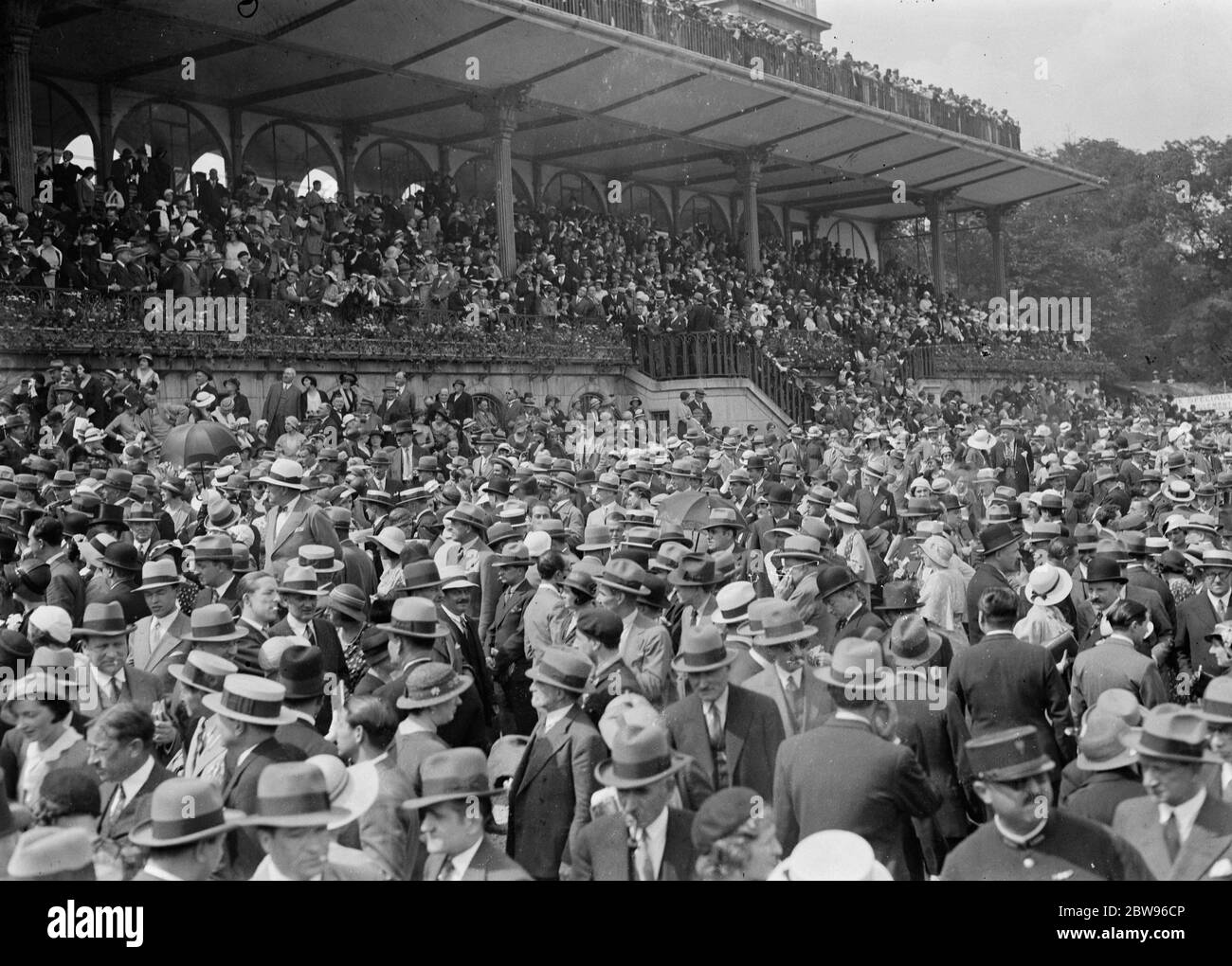 Riesige Menschenmengen sehen den Grand Prix von Frankreich in Longchamps. Eine enorme Menge beobachtete die Französisch Grand Prix Rennen in Longchamps, gewann von Mr. A J Duggan 's Strip The Willow, mit Lord Derby 's Satrap zweite, und Fog Horn dritten. Die enorme Menge, die das Rennen beobachtet. 27 Juni 1932 Stockfoto