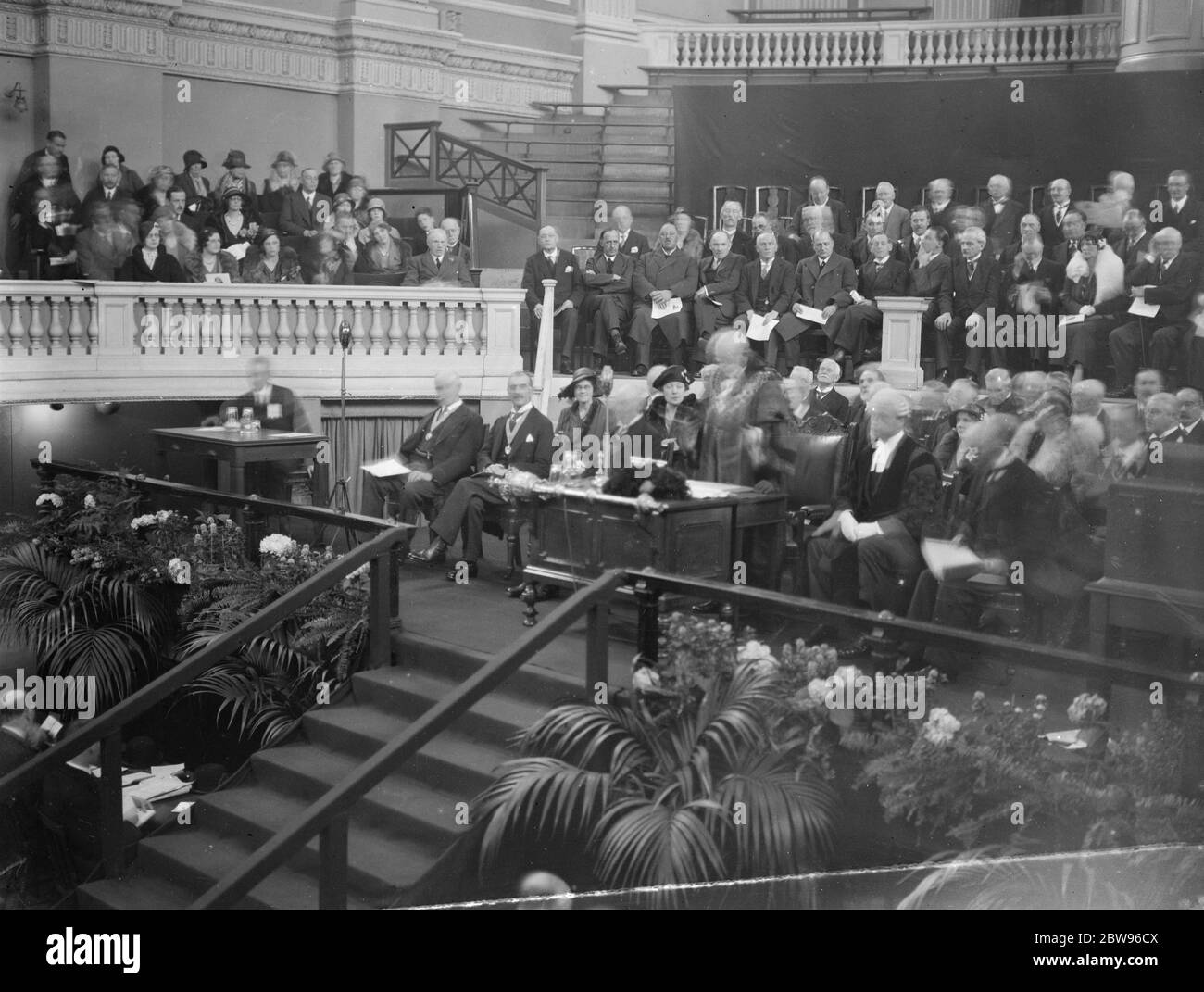 Schatzkanzler erhält die Freiheit von Birmingham . Der Schatzkanzler erhielt die Freiheit der Stadt Birmingham in einem silbernen Sarg, auf einer besonderen Ratssitzung im Rathaus, Birmingham. Hören von Reden . Mai 1932 Stockfoto