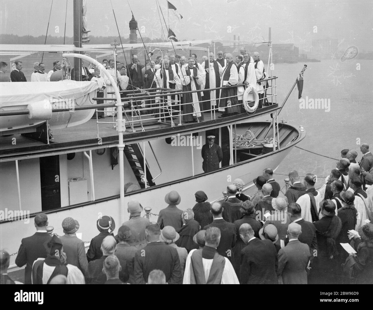 Erzbischof von Canterbury widmet Melanesian Mission Schiff in Themse . Dr. Cosmo lang, der Erzbischof von Canterbury, widmete das Southern Cross VI, die melanesische Mission Schiff, das in Greenwich liegt, bereit, für die Melansian Inseln im Pazifik zu segeln. Der Erzbischof von Canterbury, die Leitung der Einweihung des südlichen Kreuzes VI in Greenwich. 26 Juli 1932 Stockfoto