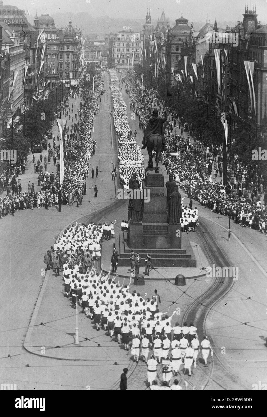 Achtzigtausend Athleten nehmen an einem großen Treffen in Prag Teil. Einmal alle fünf Jahre hat die Sokol , einer der ältesten Turnverbände der Welt , eine große Sitzung in Prag , Tschechoslowakei . Mehr als achtzigtausend Athleten nehmen an diesem Jahr Display, in die die Länder der Kleinen Entente Delegationen geschickt. Eine große Parade der Tausenden von Athleten, die an der Veranstaltung teilnahmen, fand durch die Straßen von Prag statt. Athleten mit Bannern marschieren durch Prag. Juli 1932 Stockfoto