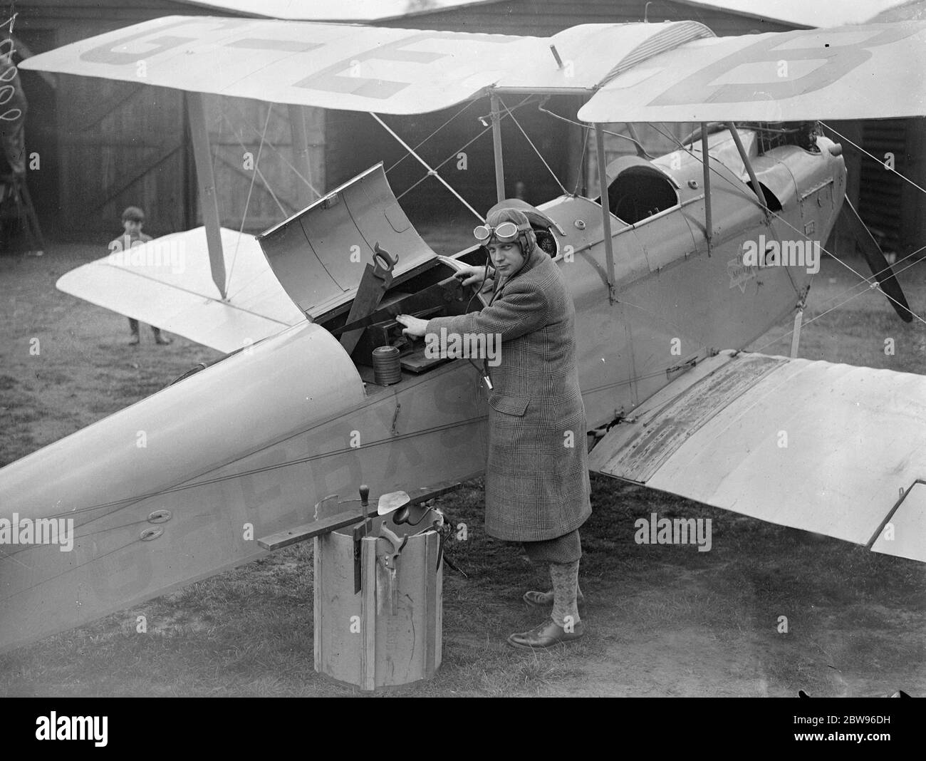 Der fliegende Baumeister lädt sein Flugzeug. Herr John stark , ein Baumeister von Woodford Green , Essex , um seine Arbeit des Bauens in verschiedenen Teilen des Landes hat ein Flugzeug erworben , in dem ein spezielles Fach für die Durchführung von Bauherren Werkzeuge ausgestattet ist , Damit er das Land auf und ab zu seinem Werk bereise. Wenn Herr stark einen Bauauftrag im Land hat, nimmt er sein Flugzeug und landet es am Standort und kehrt nach Abschluss der Arbeiten mit dem Flugzeug nach Hause zurück. Herr John stark lädt seine Werkzeuge in sein Flugzeug bereit, um zu einem Notjob von einem Flugplatz in Hertforshire zu eilen. 29 Stockfoto