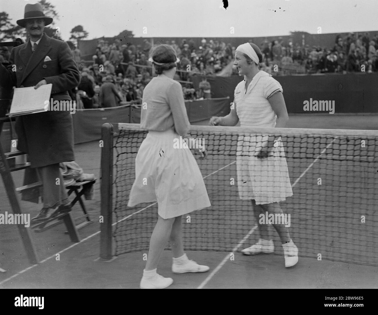 Betty Nuthalle besiegt neuen Tennis-Star, Miss Trammers vergisst ihre Kleidung. Miss Betty Nutall die junge Tennisspielerin verteidigte erfolgreich ihr Prestige gegen Miss Kathleen Stammers, die alle erobernden Neuling zum großen Tennis, als sie sich in der National Hard Courts Tennis Meisterschaft in Bournemouth trafen. Die erste Runde war eine Farce, Miss Nutall gewinnen eine Liebe auf Doppelfehler gesetzt, aber Miss Stammers zog sich in der zweiten Satz, um ihre Gegnerin mit 5 Spielen alle Ebene, nur um 5-0, 7-5 zu verlieren. Das Spiel wurde für einige Zeit gehalten, während Miss Stammers in einem Auto stürzte, um ihren Tennis-Clo zu holen Stockfoto