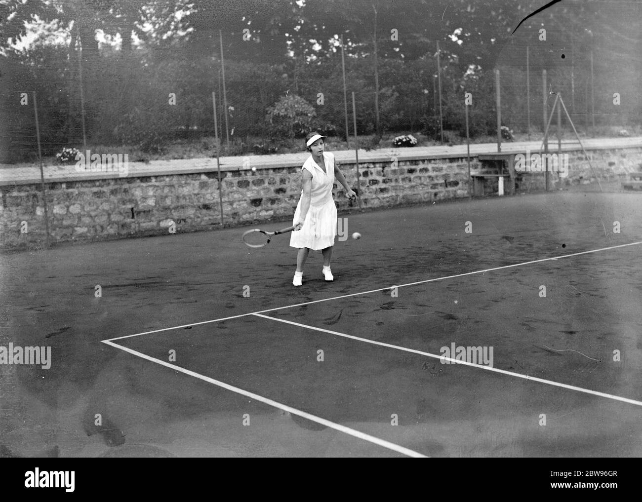 Helen Wills wieder in Aktion . Miss Helen Wills in Aktion auf den Plätzen in Paris, wo sie in einigen letzten Praxis, bevor sie an Turnieren teilnehmen und nach London für Wimbledon kommen. Mai 1932 Stockfoto