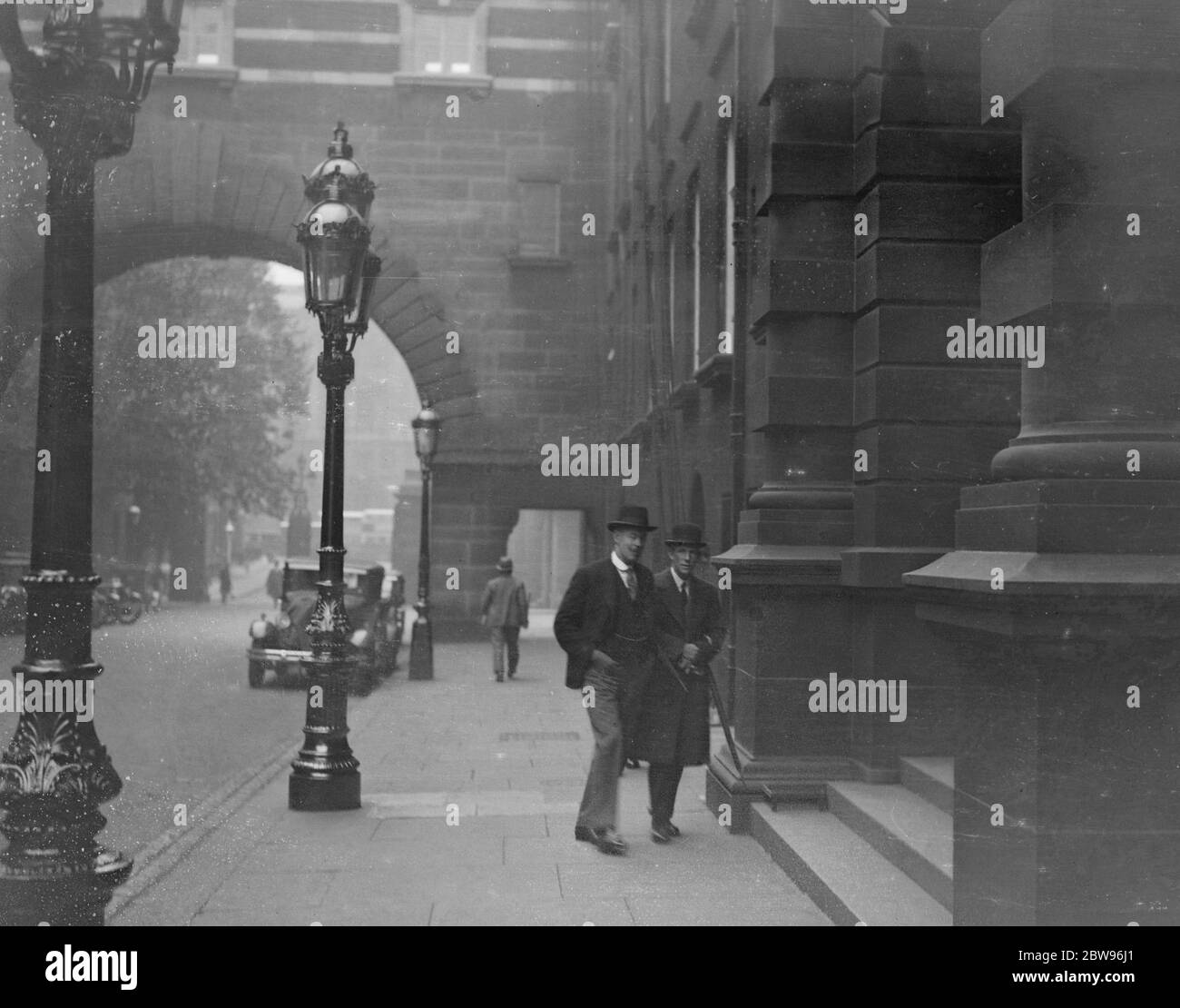 Ehemaliger Luftchef, um die Stadtpolizei umzumodellieren. Col der Hon Maurice Drummond, C M G, D S O, ein ehemaliger Leiter des Luftministeriums, wurde ernannt, um Lord Trenchard, der Polizeikommissar zu helfen, die metaploitanische Polizei zu reorganisieren. Col Drummond hält bereits die Ernennung von persönlichen Assistenten der Kommissar für Polizei, Col Drummond ist der Bruder von Sir Eric Drummond Generalsekretär des Völkerbundes. Col der Hon Maurice Drummond CMG, DSO (links) mit HM Howgrave Graham OBE, Sekretär der Polizei Kommissar auf dem Weg nach Scotland Yard. Oktober 1932 Stockfoto