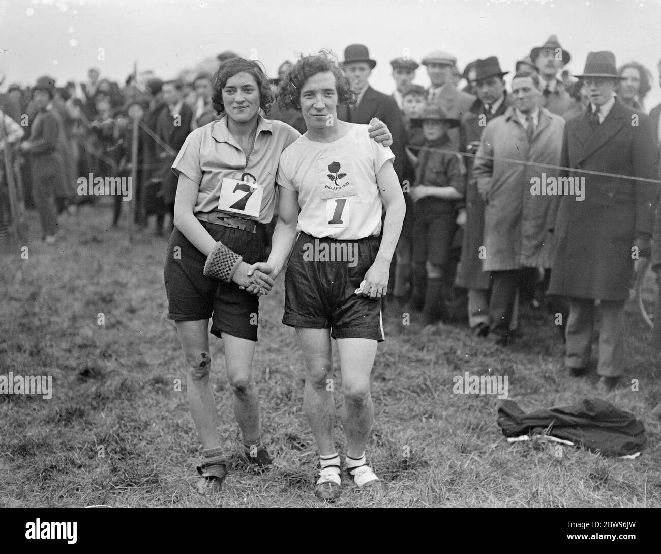 England besiegt Frankreich im internationalen Cross Country in Selsdon. Englische Frauen Cross Country Läuferinnen besiegten eine französische Seite, bei einem internationalen Cross Country Match in Selsdon, Surrey. Miss G Lunn (Großbritannien) der Birchfield Harriers, Großbritannien, mit Mlle Hedouin, von Frankreich zweite, nach dem Rennen in Selsdon. 19 März 1932 . Stockfoto